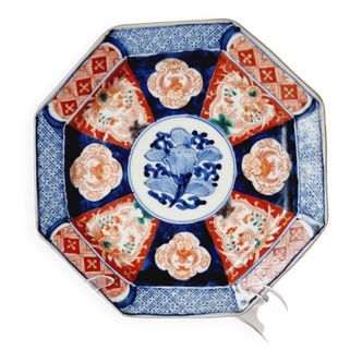 Assiette imari antique peinte à la main du 19ème siècle avec une collection de forme octogonale.