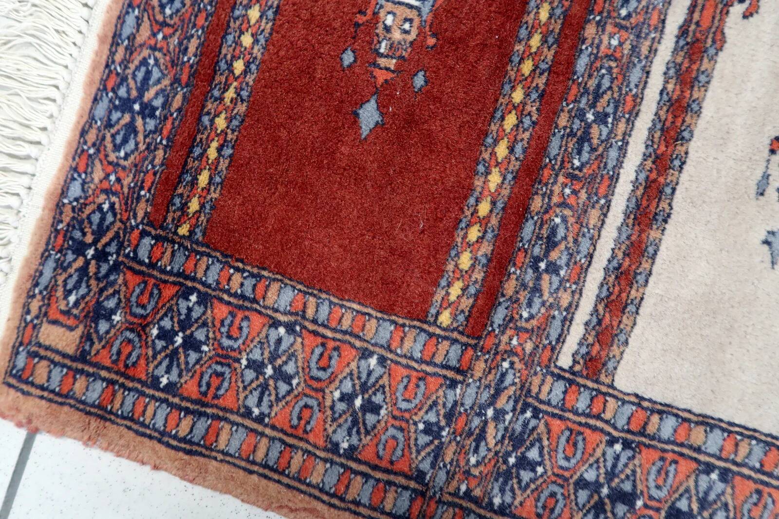 Handmade vintage Pakistani Lahore prayer rug 58cm x 60cm, 1960s