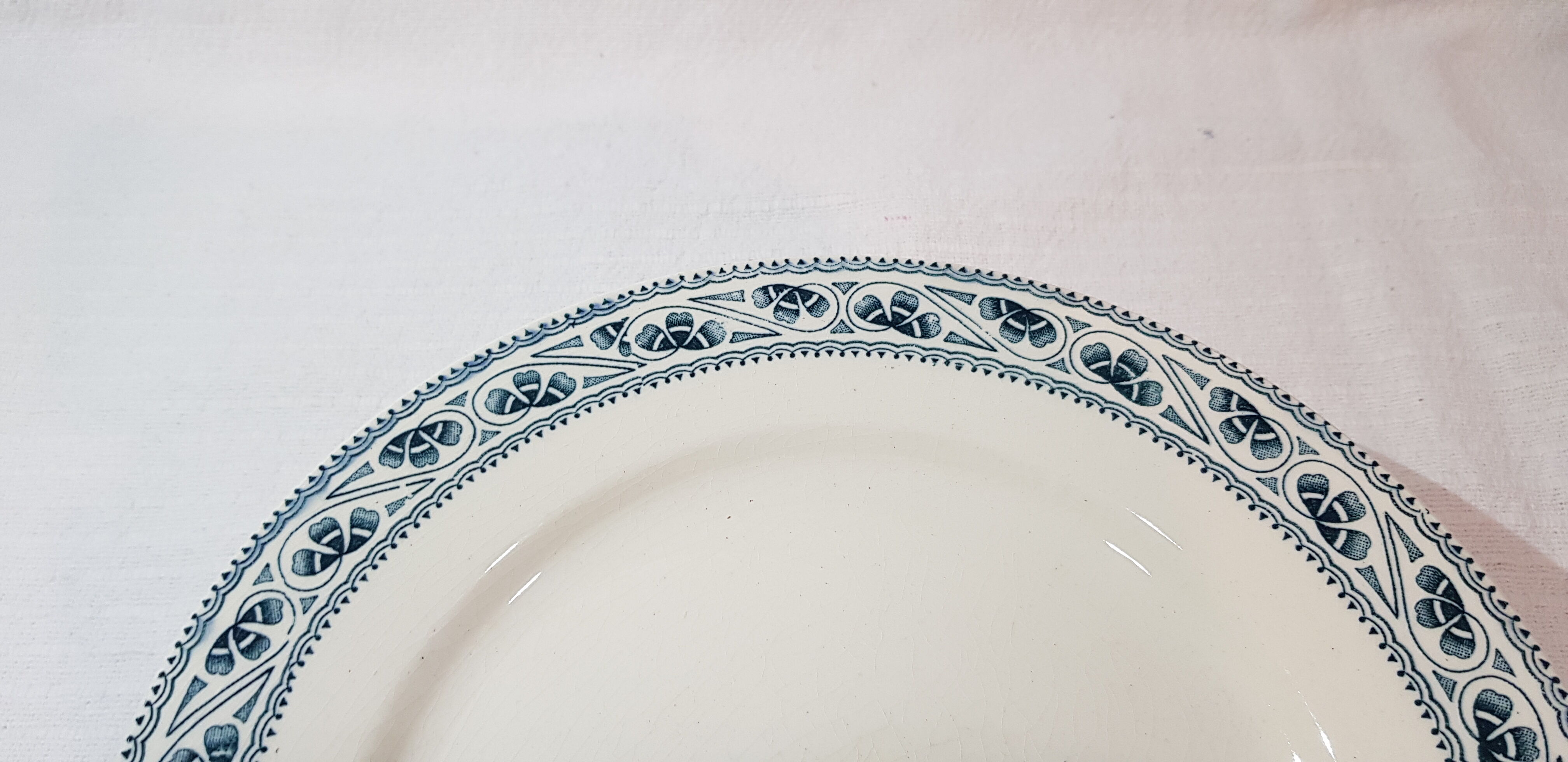6 flat plates made of earthenware from Choisy the Champigny model King, iron earth