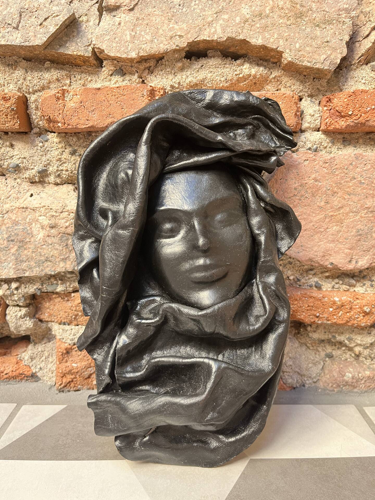 Masque vintage visage de femme en cuir