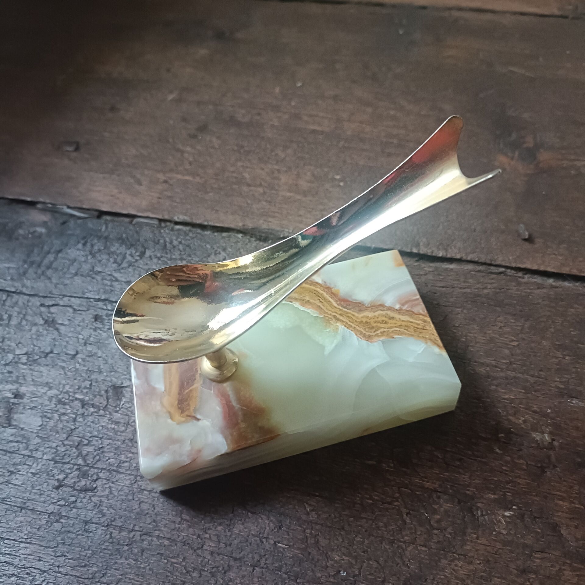 Porte-pipe en agate et laiton