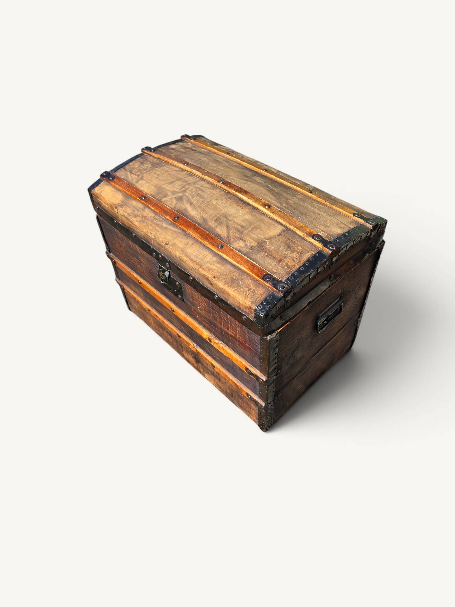 Coffre de voyage bombé ancien en bois et fer forgé – XIXe siècle