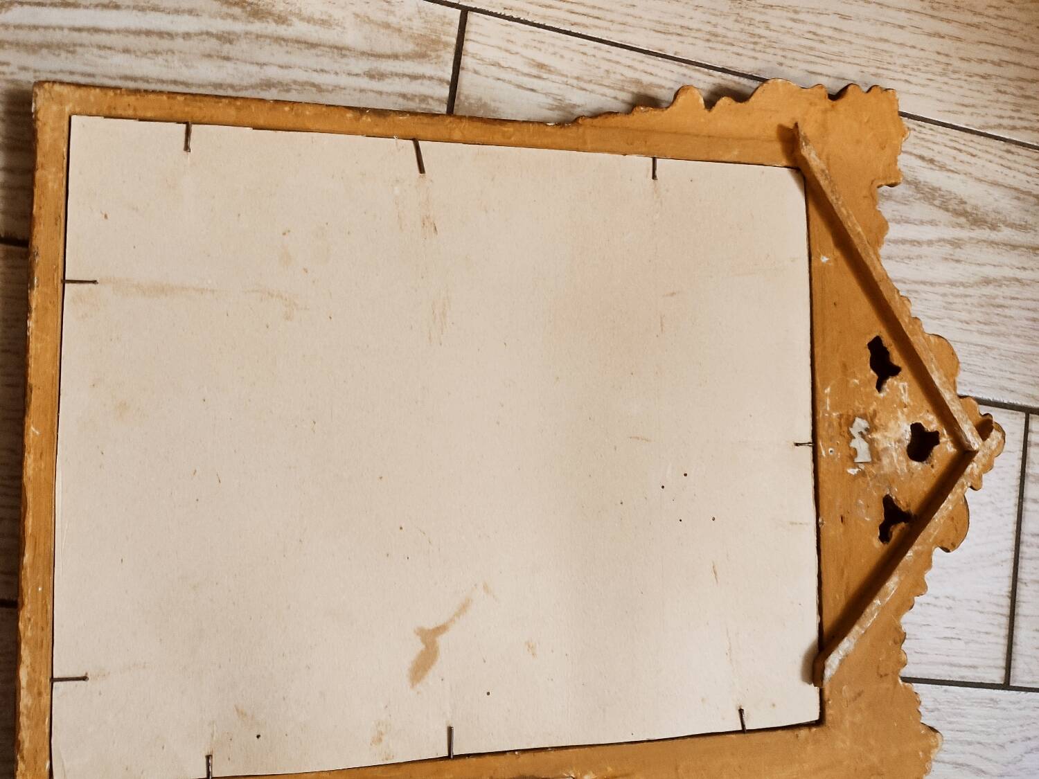 Miroir en stuc a bords biseautés