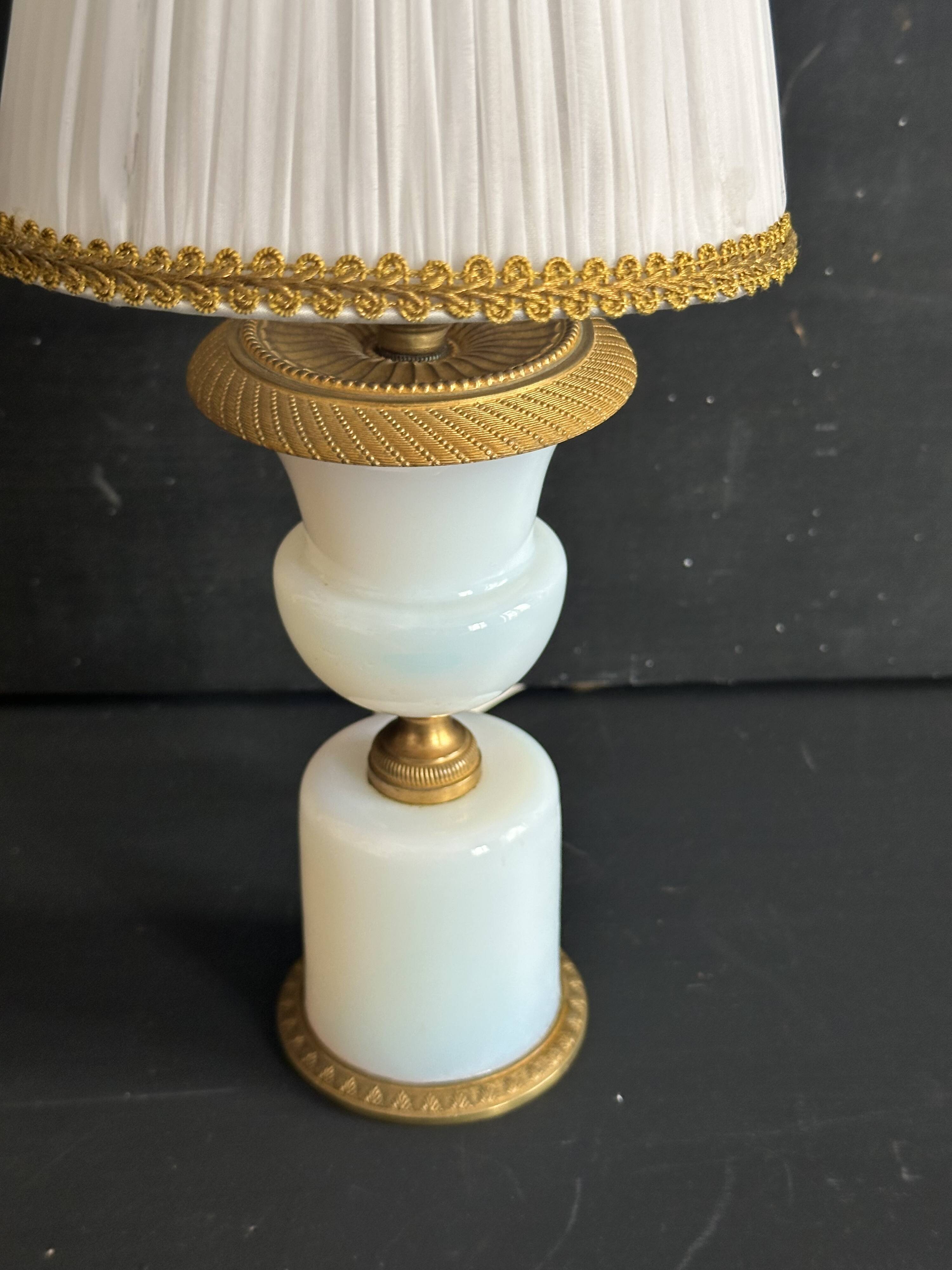 Lampe XIXe en opaline blanche et métal doré