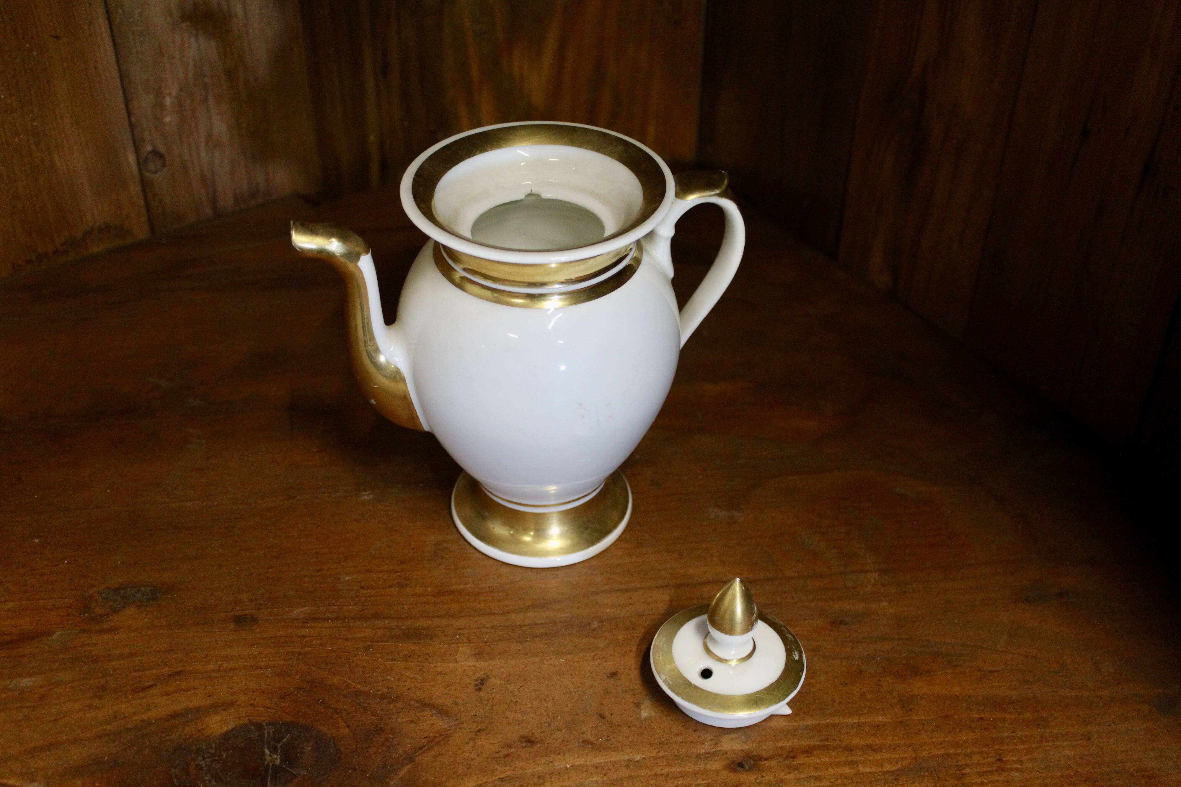 Verseuse en porcelaine de Paris, filets d'or, époque Empire