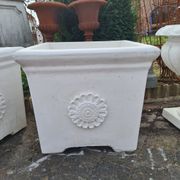 Pot  contemporain  en pierre reconstituée pour le jardin