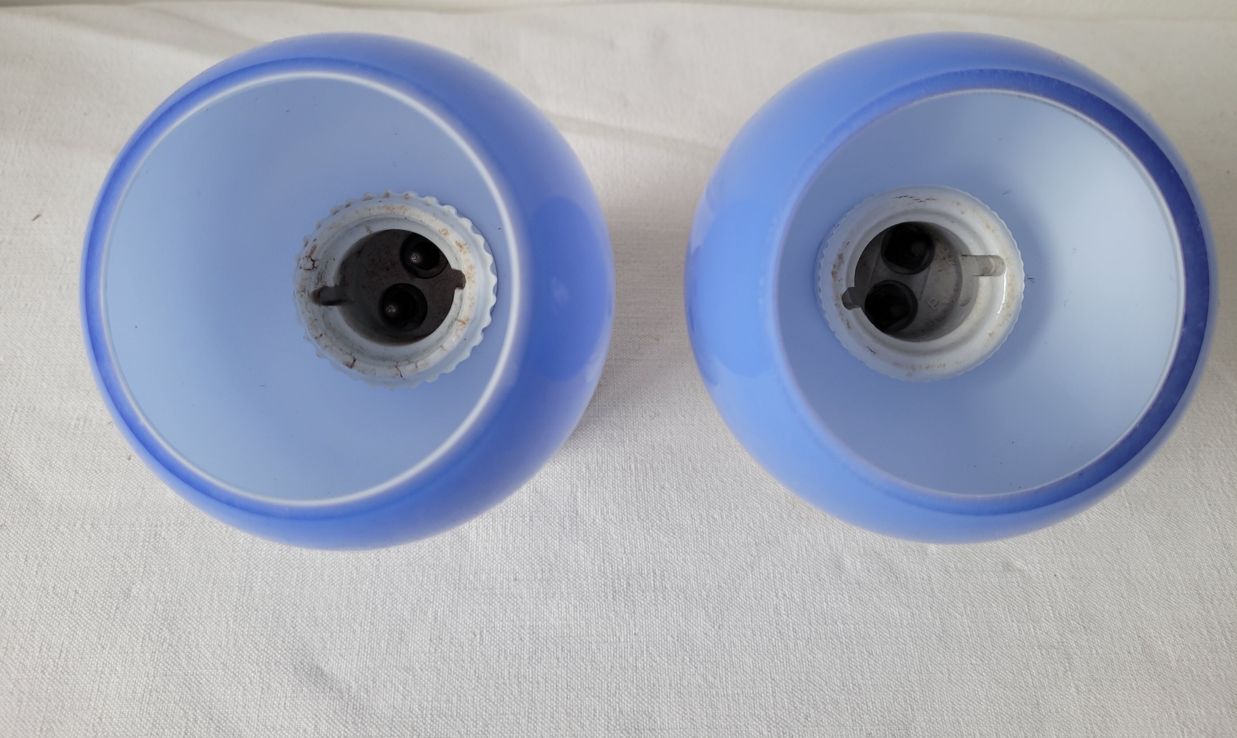 Duo of wall lamps in porcelain and blue opaline