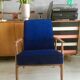 Fauteuil vintage original 300-190 du milieu du siècle en velours bleu marine