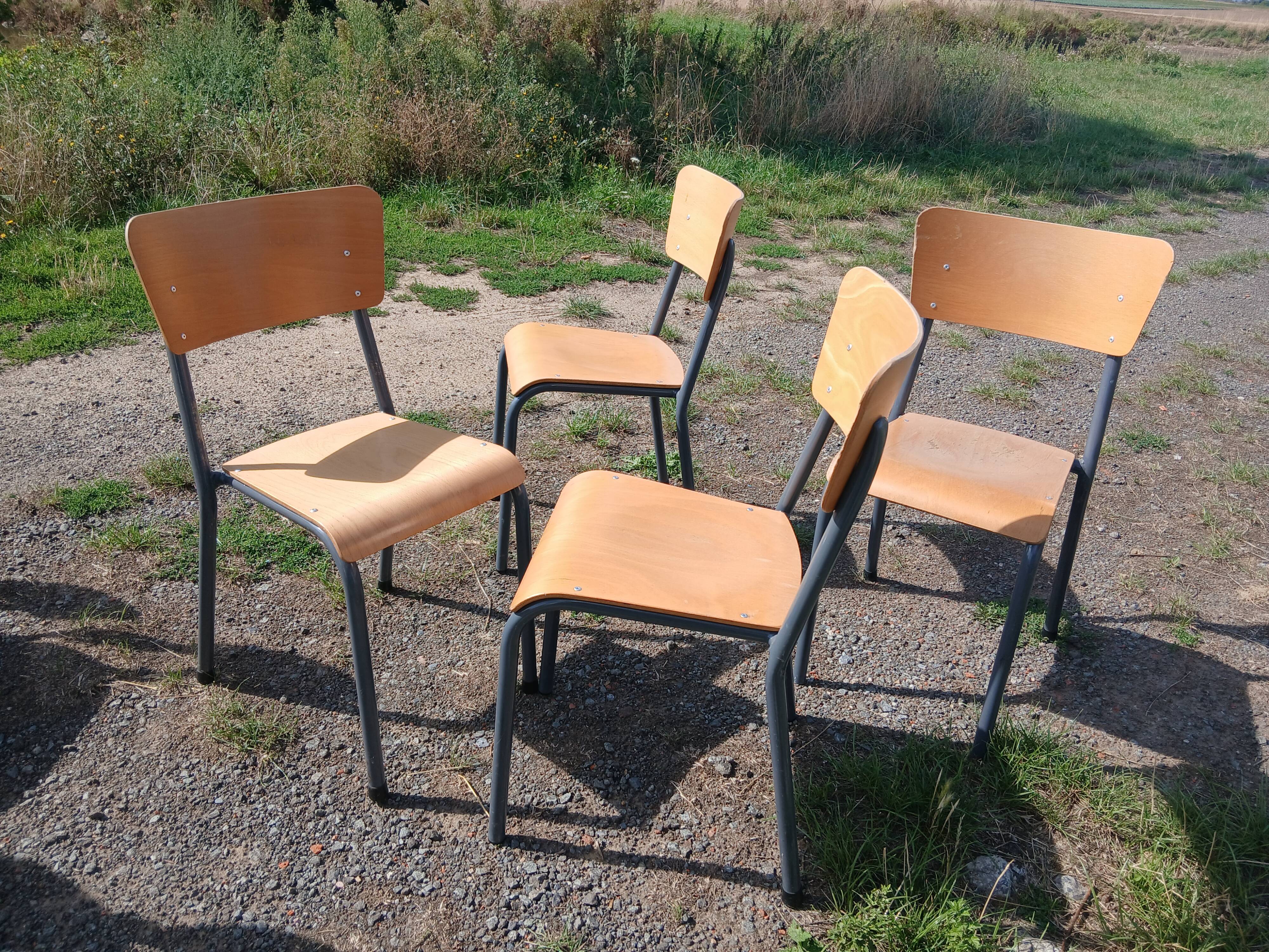 Chaises d'écoliers