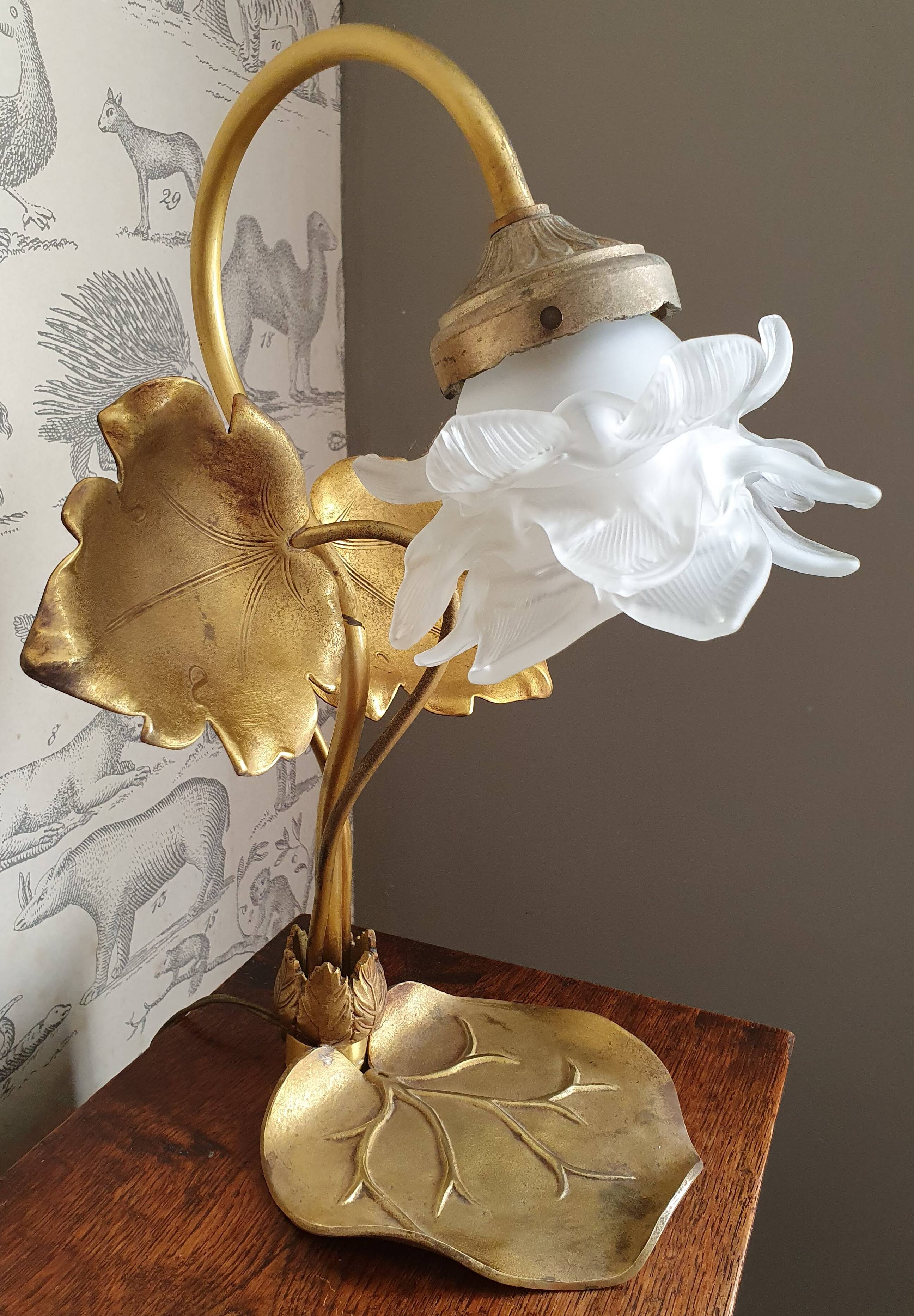 Lampe en laiton doré feuilles et fleur de nénuphar