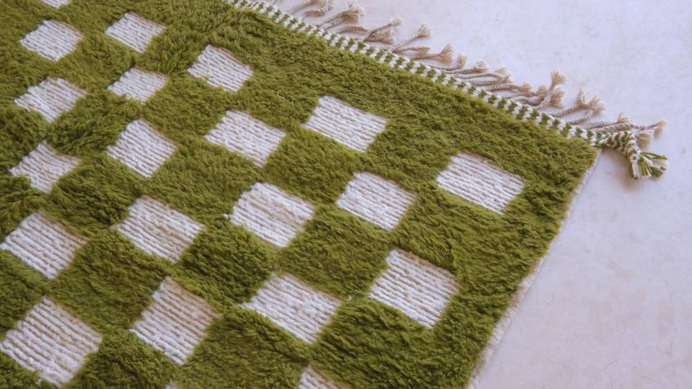 Green checkered rug - 288 x 184 cm