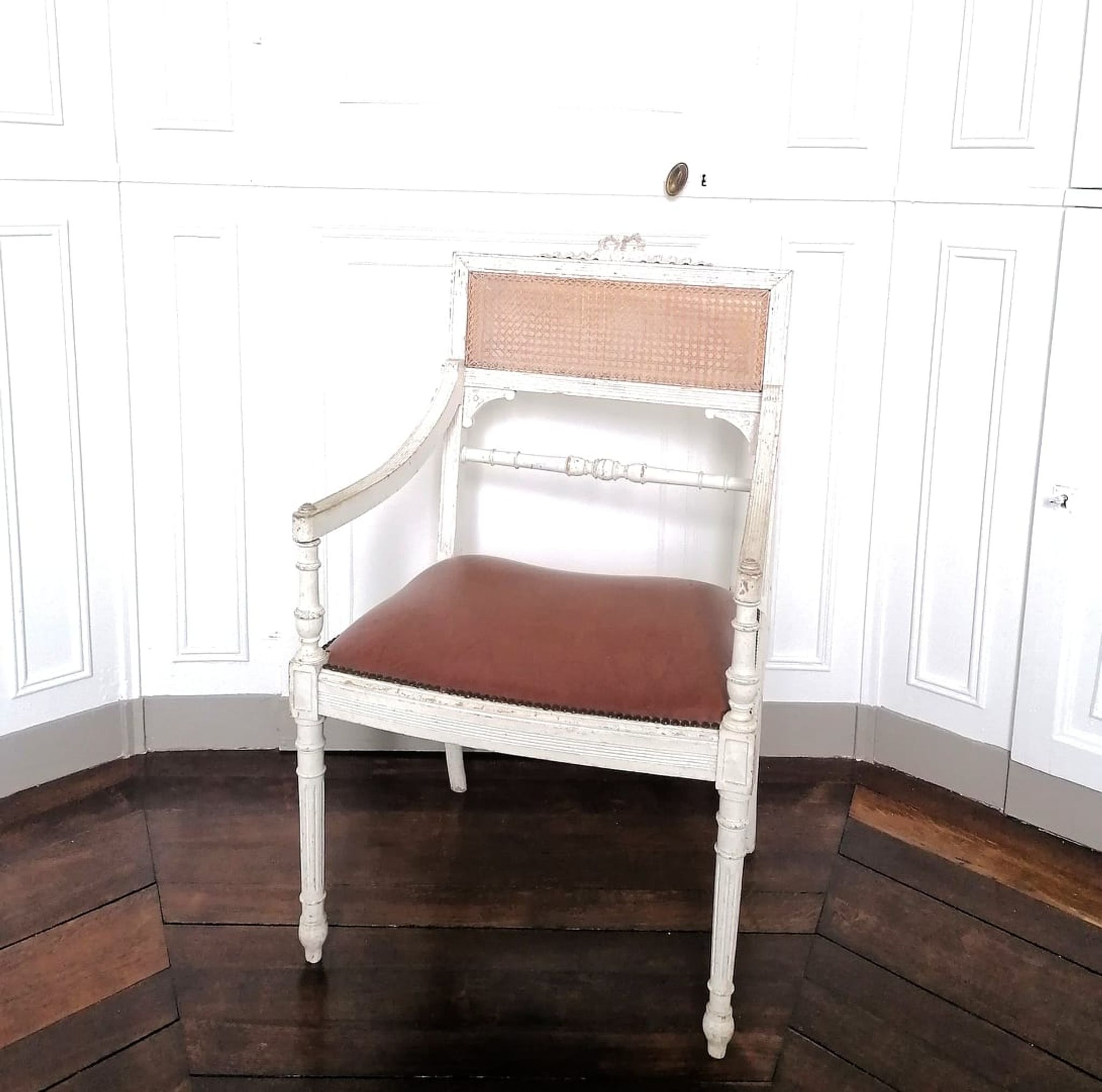 Fauteuil canné de style Louis XV bois laqué