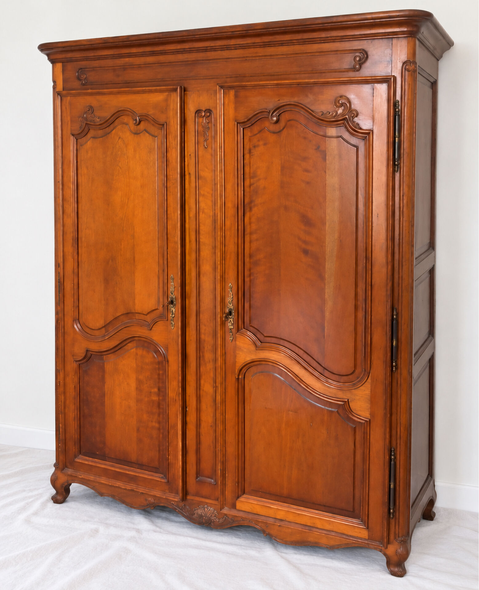 Armoire lingère de style Louis XV en bois sculpté, tiroir intérieur