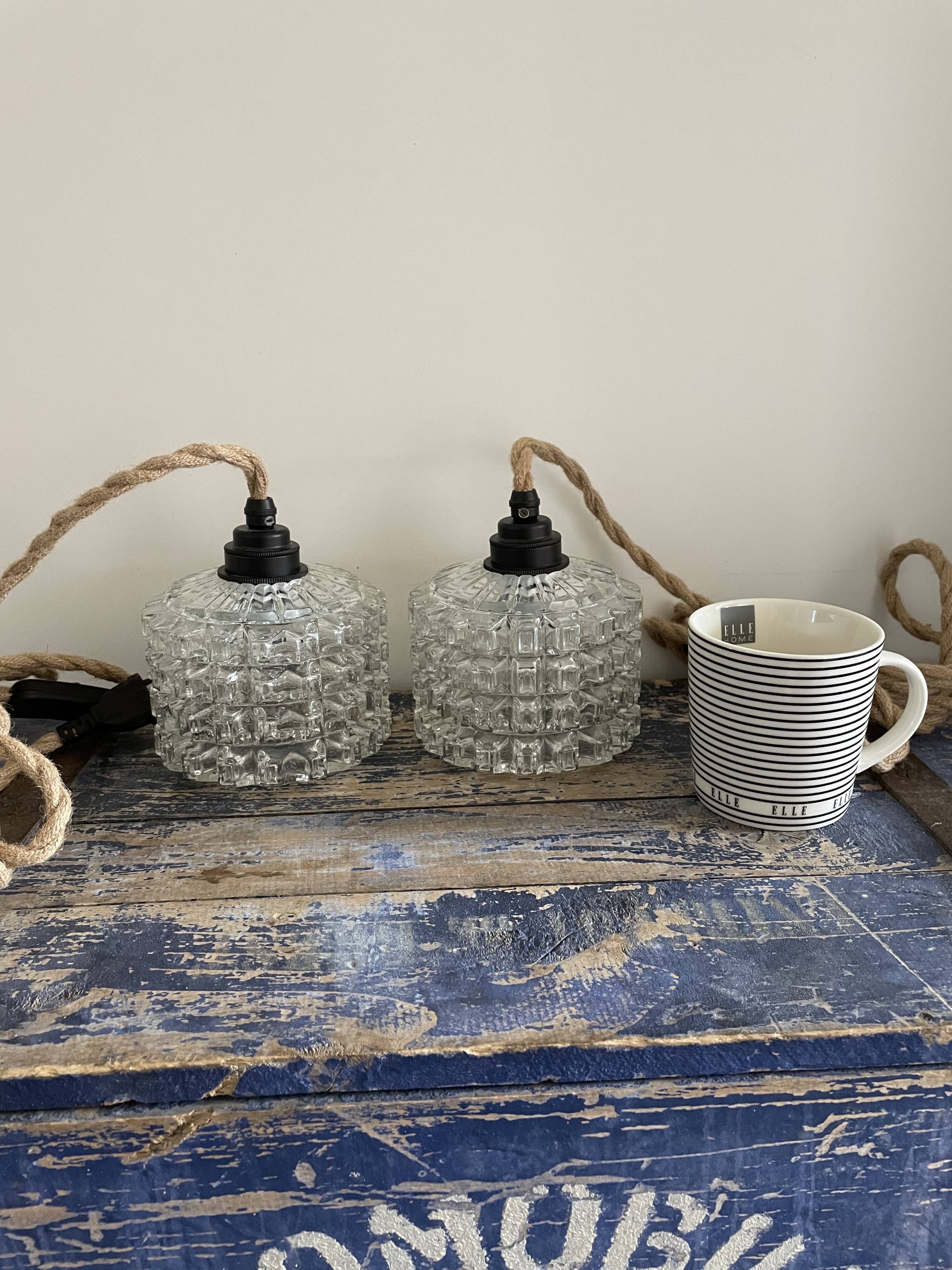 Lot de deux baladeuses vintage en verre ciselé électrifiées à neuf
