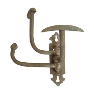 Tin wall patere has 3 hooks