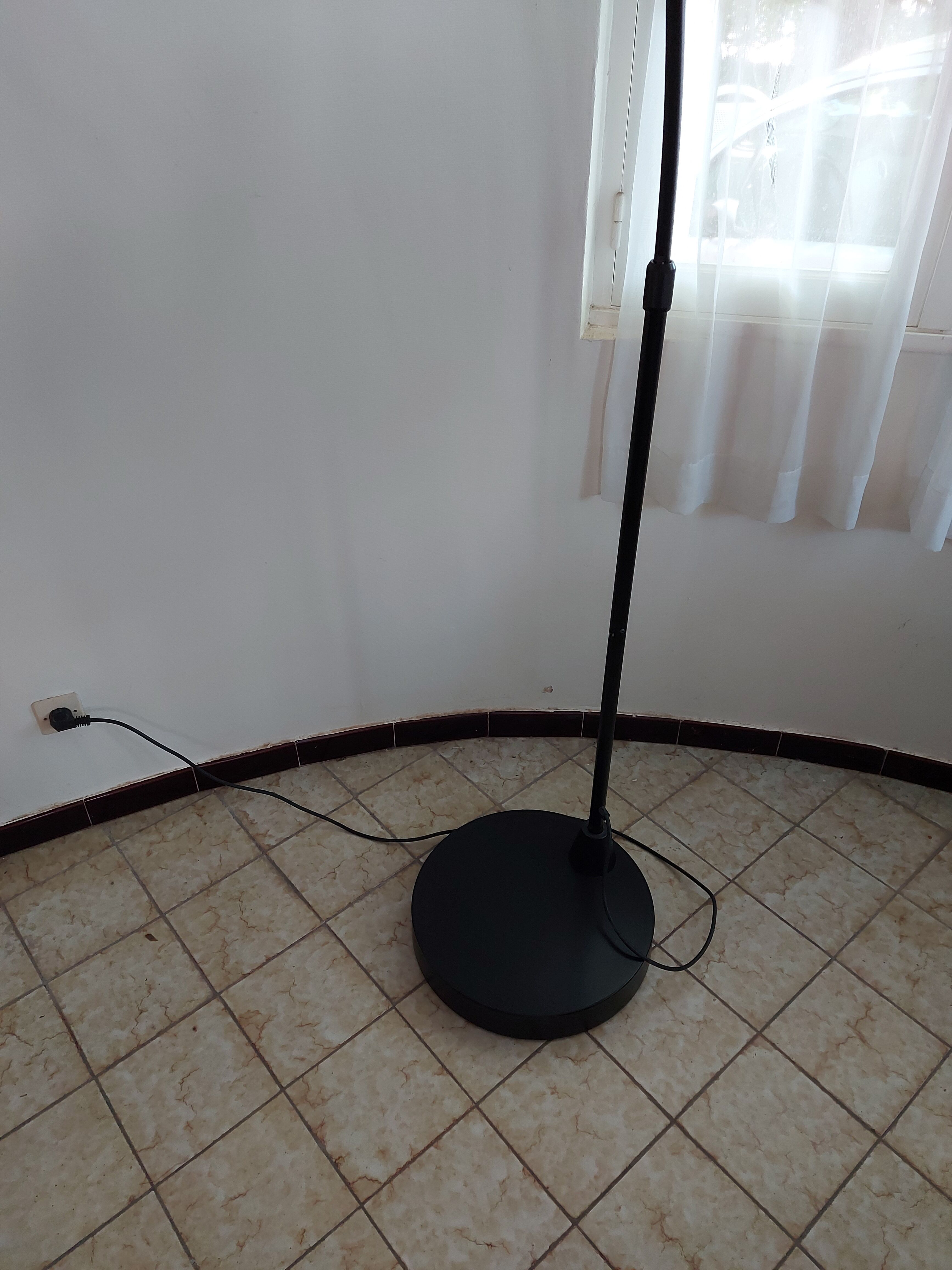 Lampadaire noir arqué Leonardo Marelli pour Estiluz vintage 1980'S