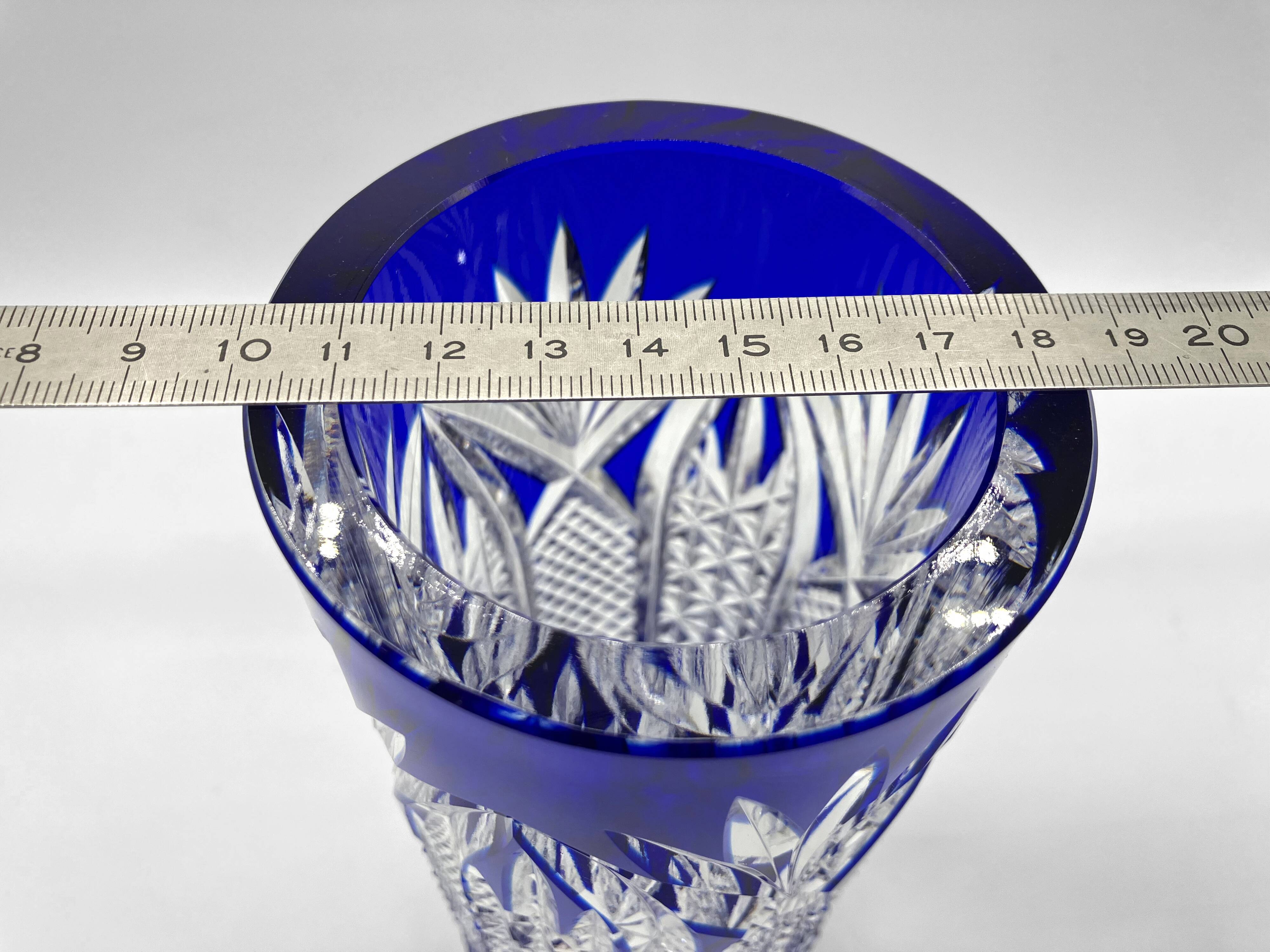 Vase japonais d'art EDO KIRIKO en cristal transparent et bleu cobalt