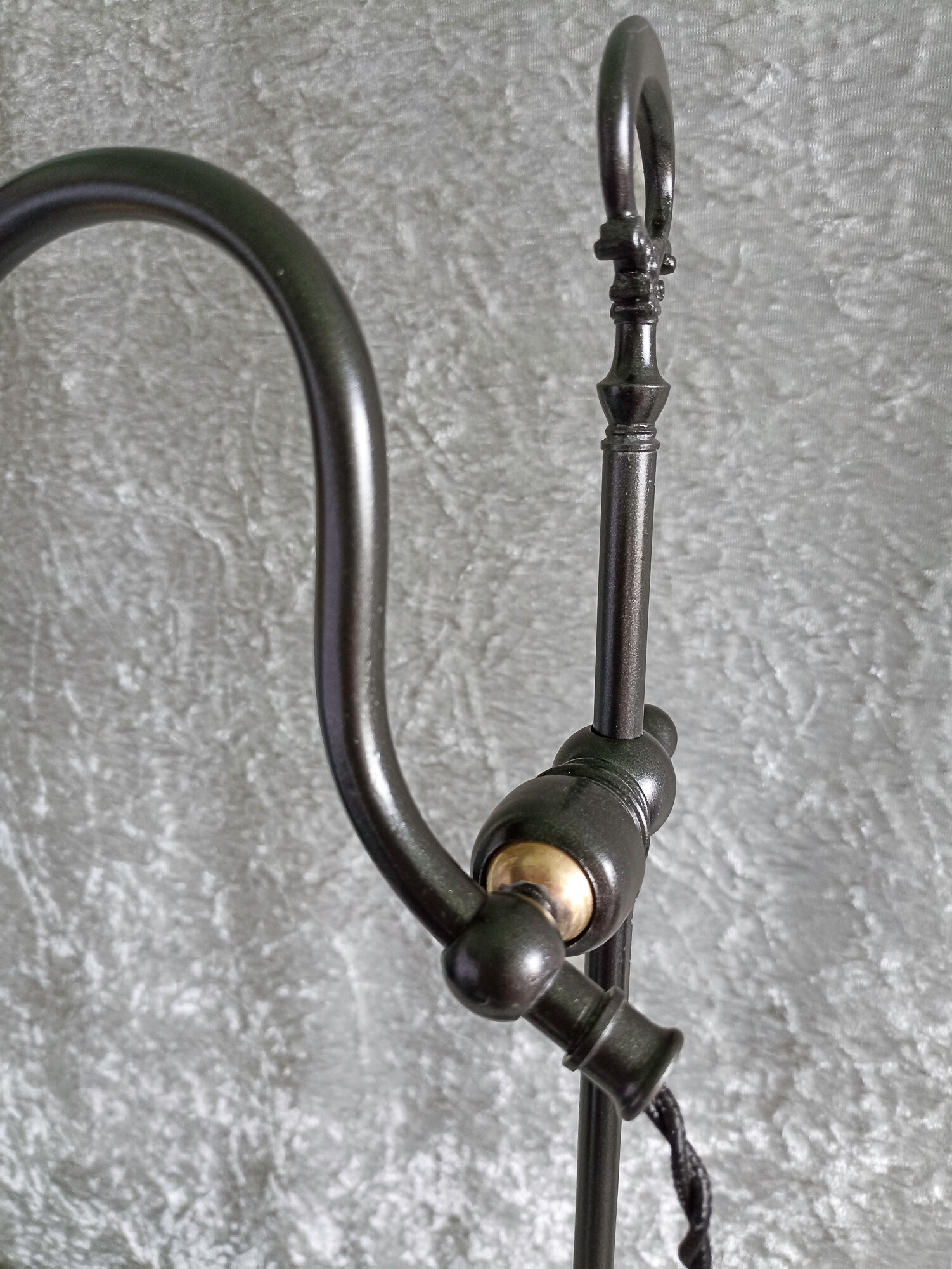 Adjustable lamp in painted metal with frosted glass tulip