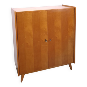 Armoire avec étagères