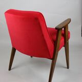 Fauteuil red velvet 366 de Józef Chierowski années 1970
