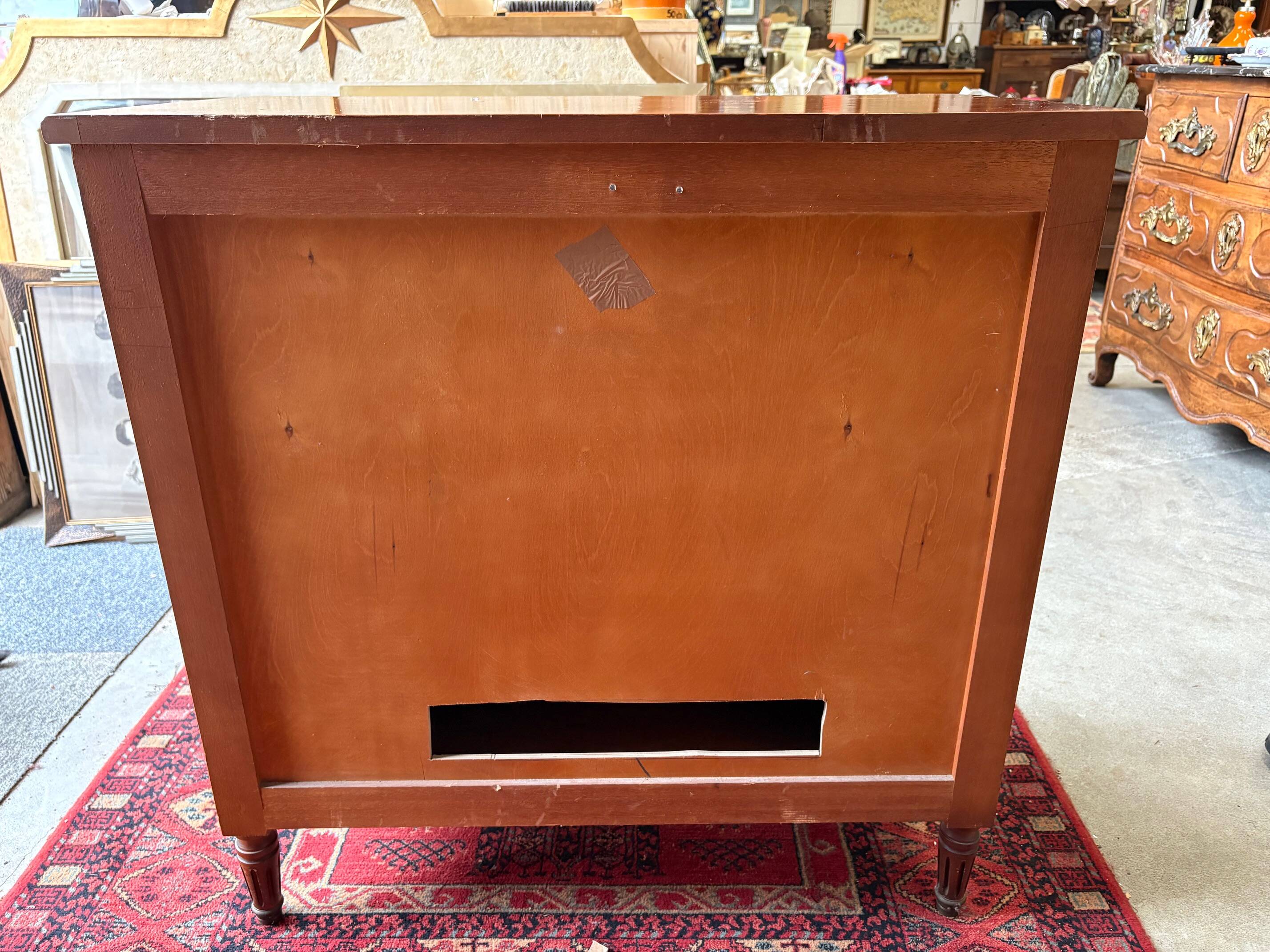 Buffet “style Louis XVI” — pièce décorative avec charme classique