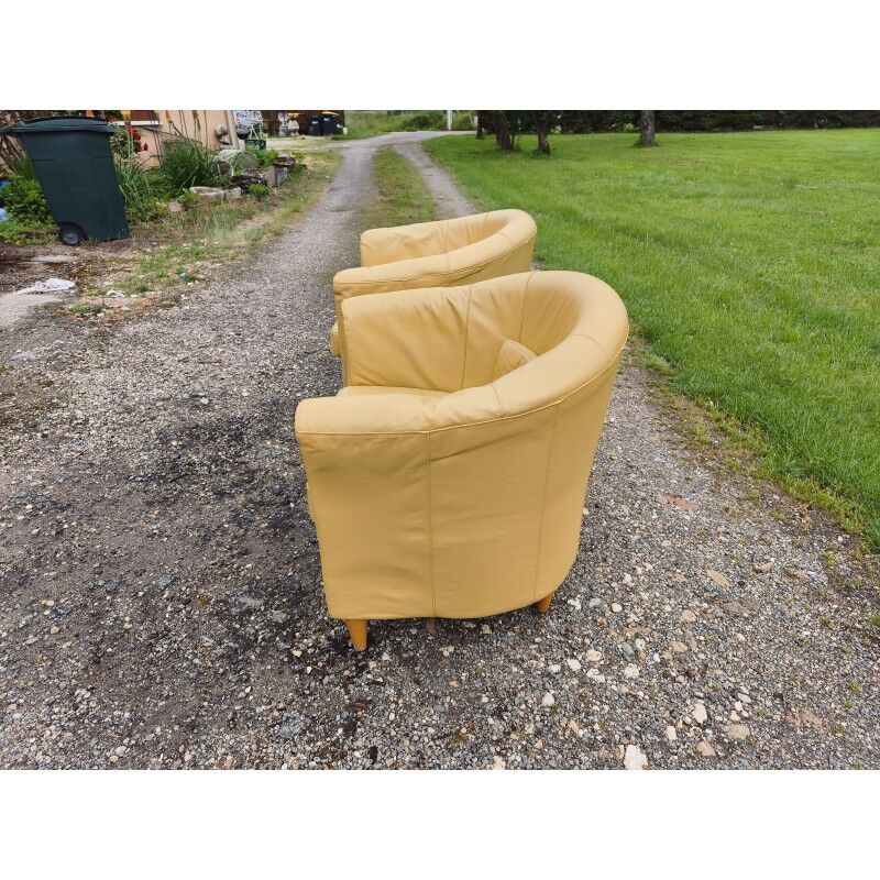 Paire de fauteuils simili cuir marron clair vintage