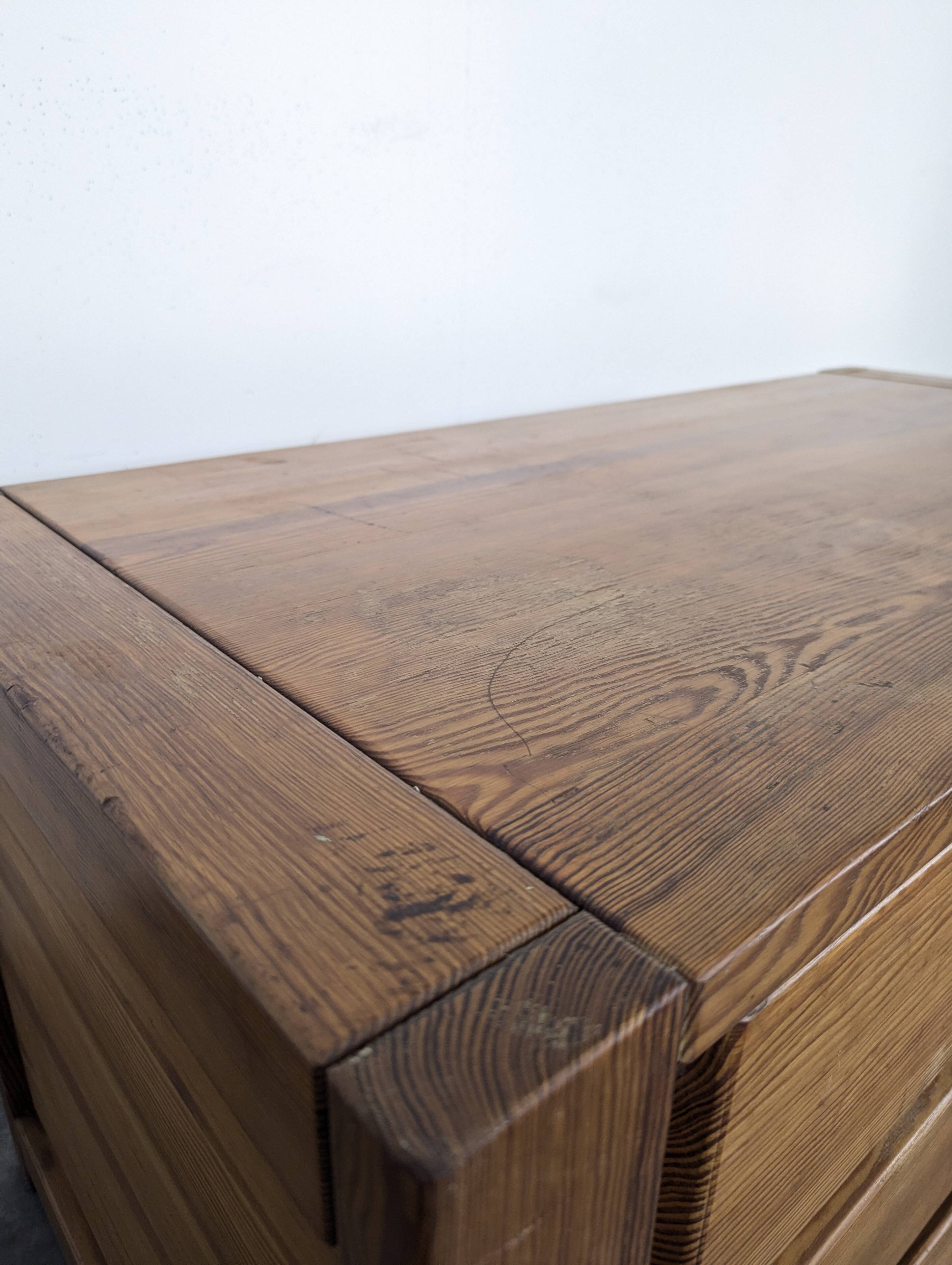 Commode trois tiroirs en bois massif dans le goût de Maison Regain