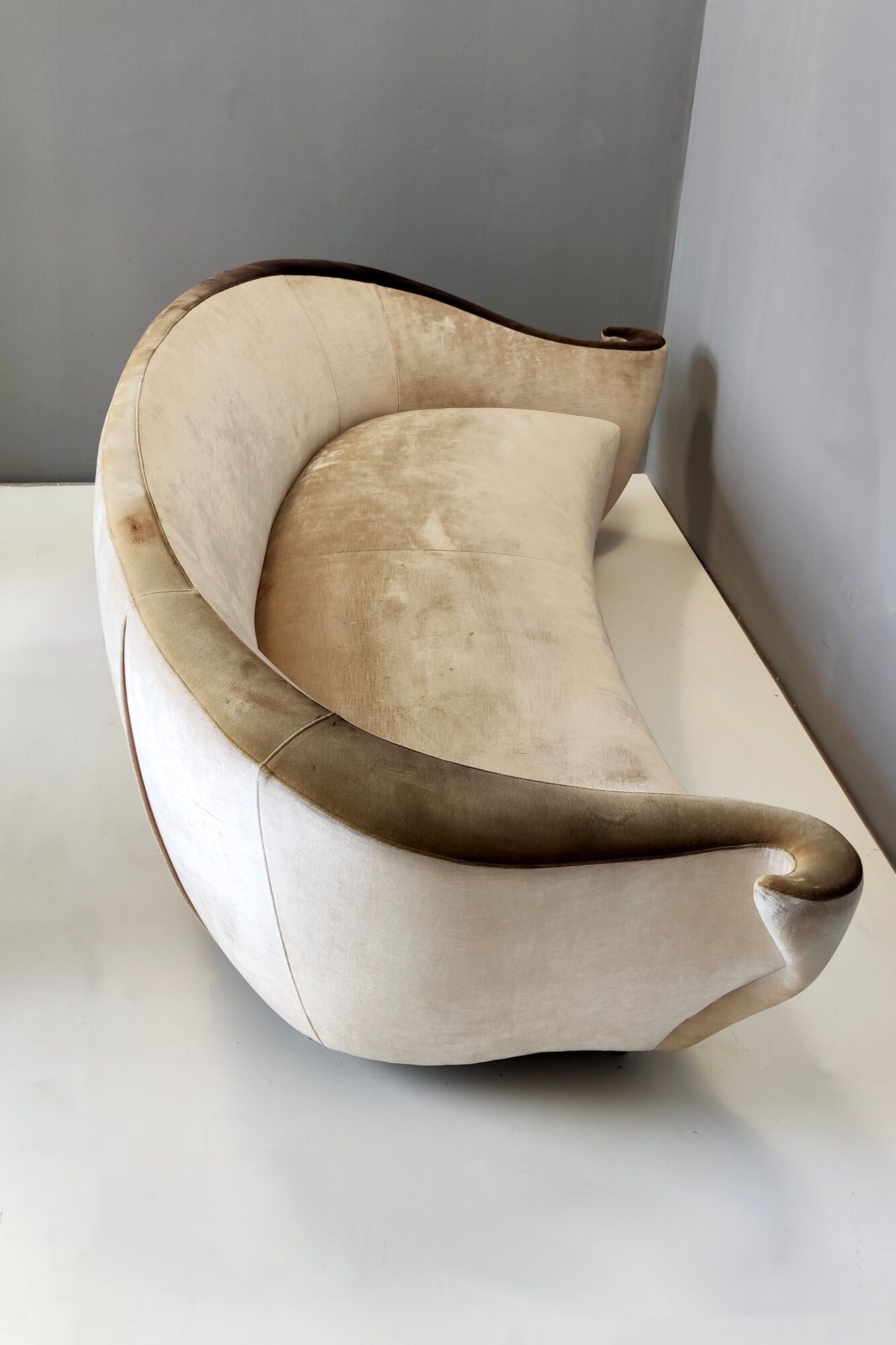 Fairy-tale kidney bean beige velvet sofa, italy