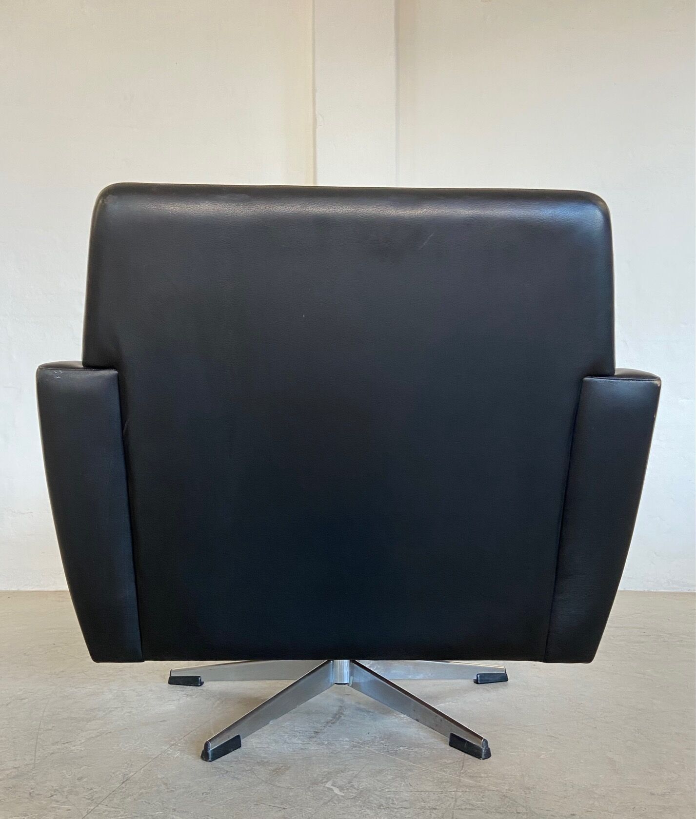 Vintage Danish swivel chair in black leather by Georg Thams