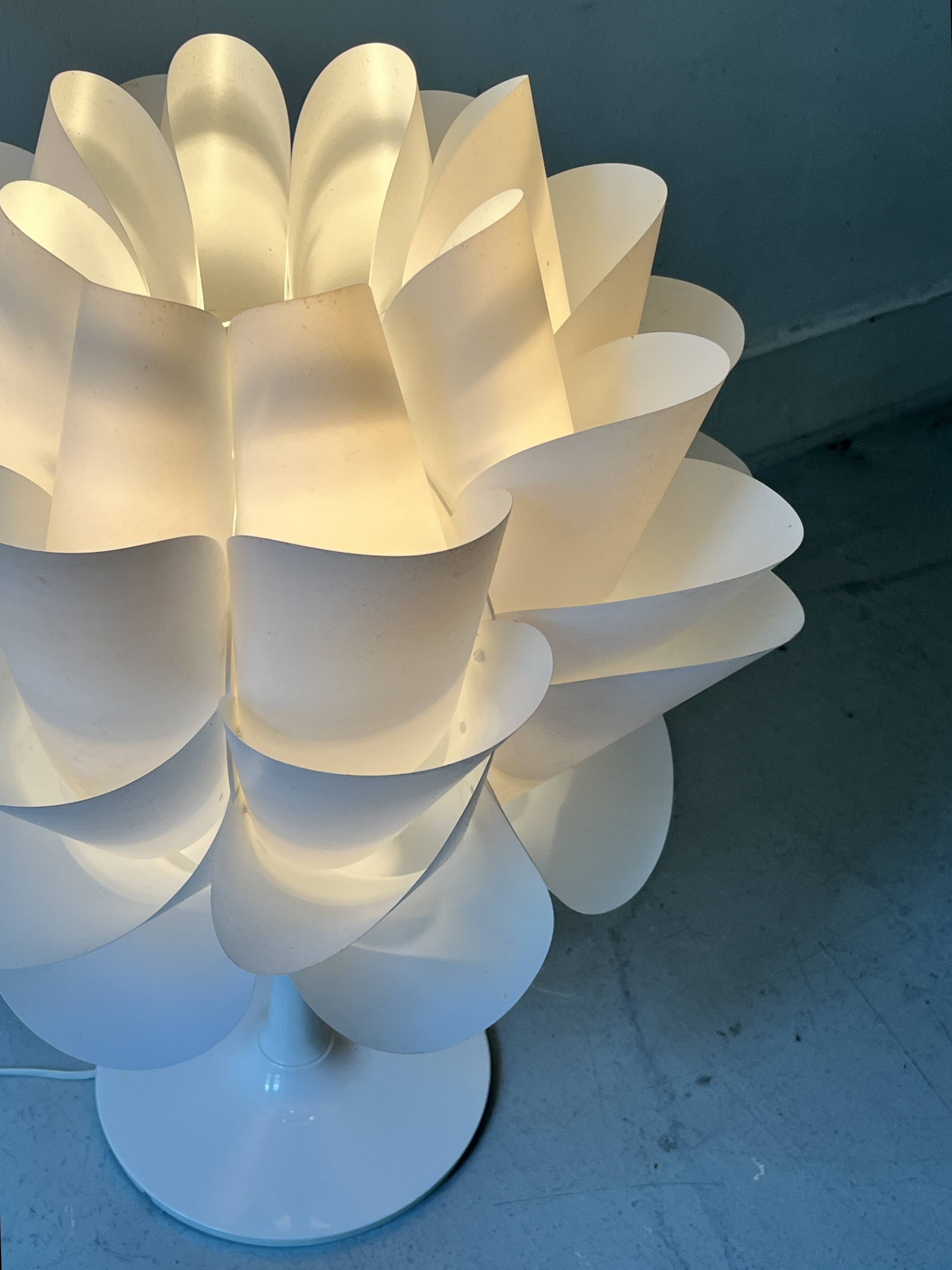 White artichoke tulip design table lamp