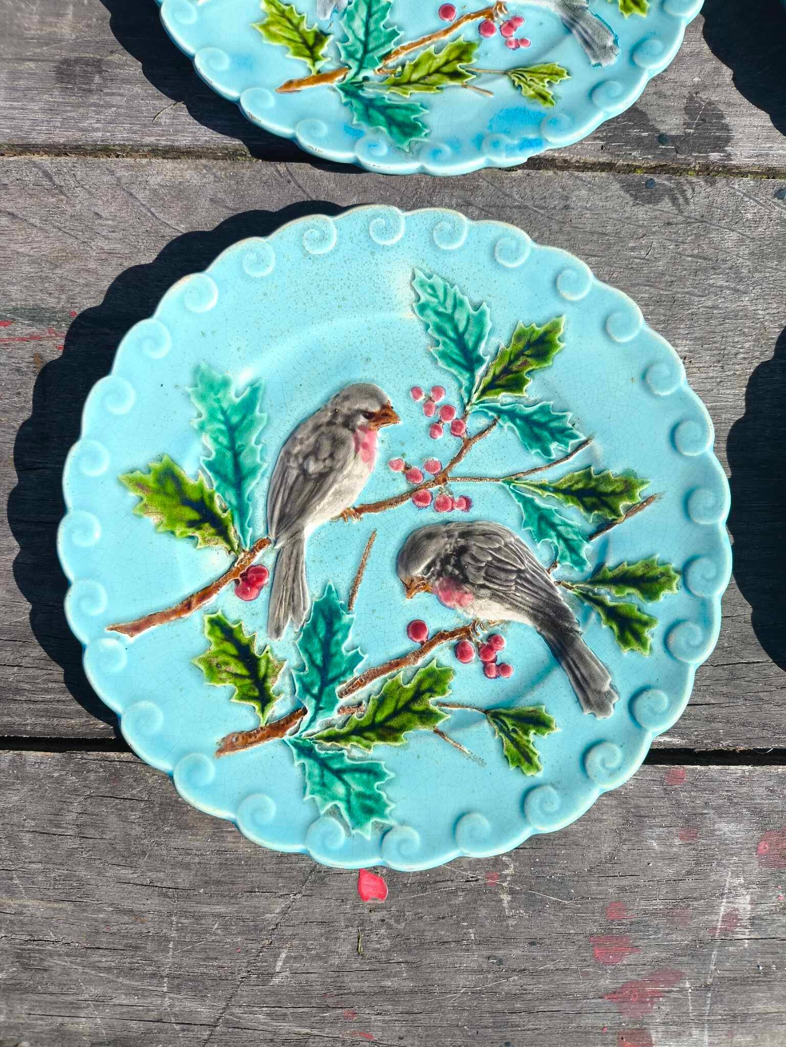 4 anciennes assiettes en barbotine décor oiseaux en faïence de Sarreguemines
