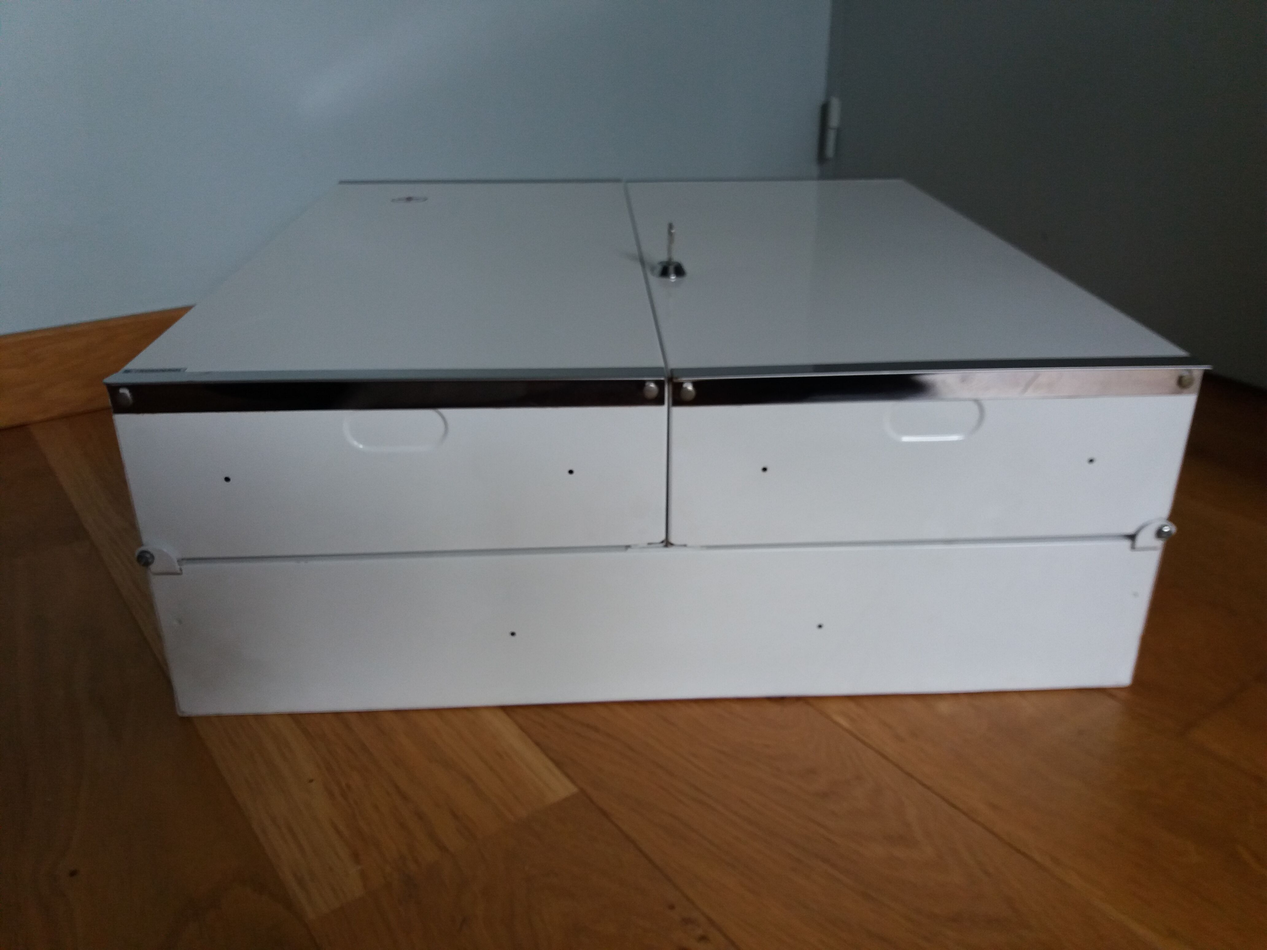 Rossignol medicine cabinet in lacquered metal