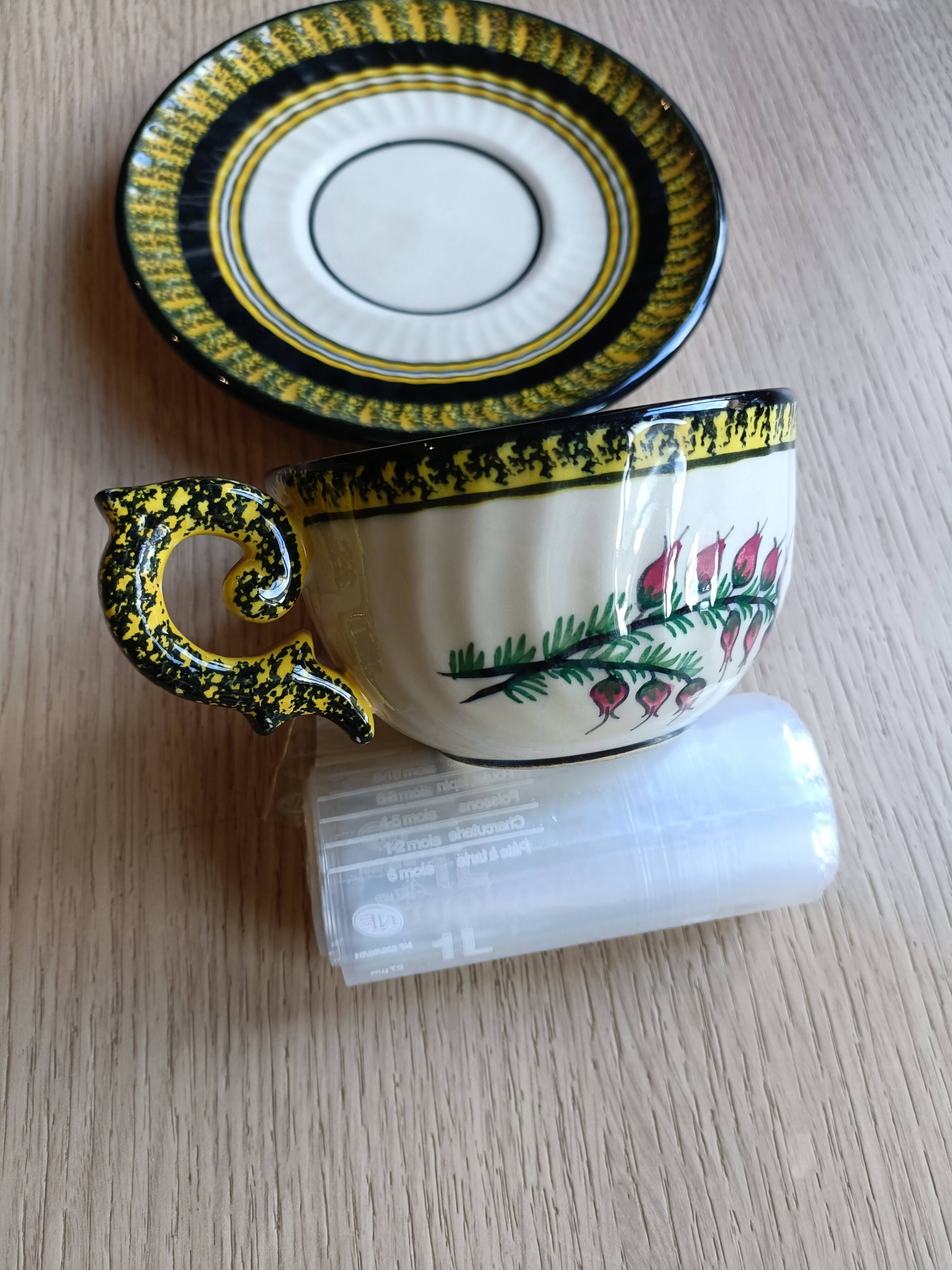 Tasse à thé avec soucoupe Henriot Quimper