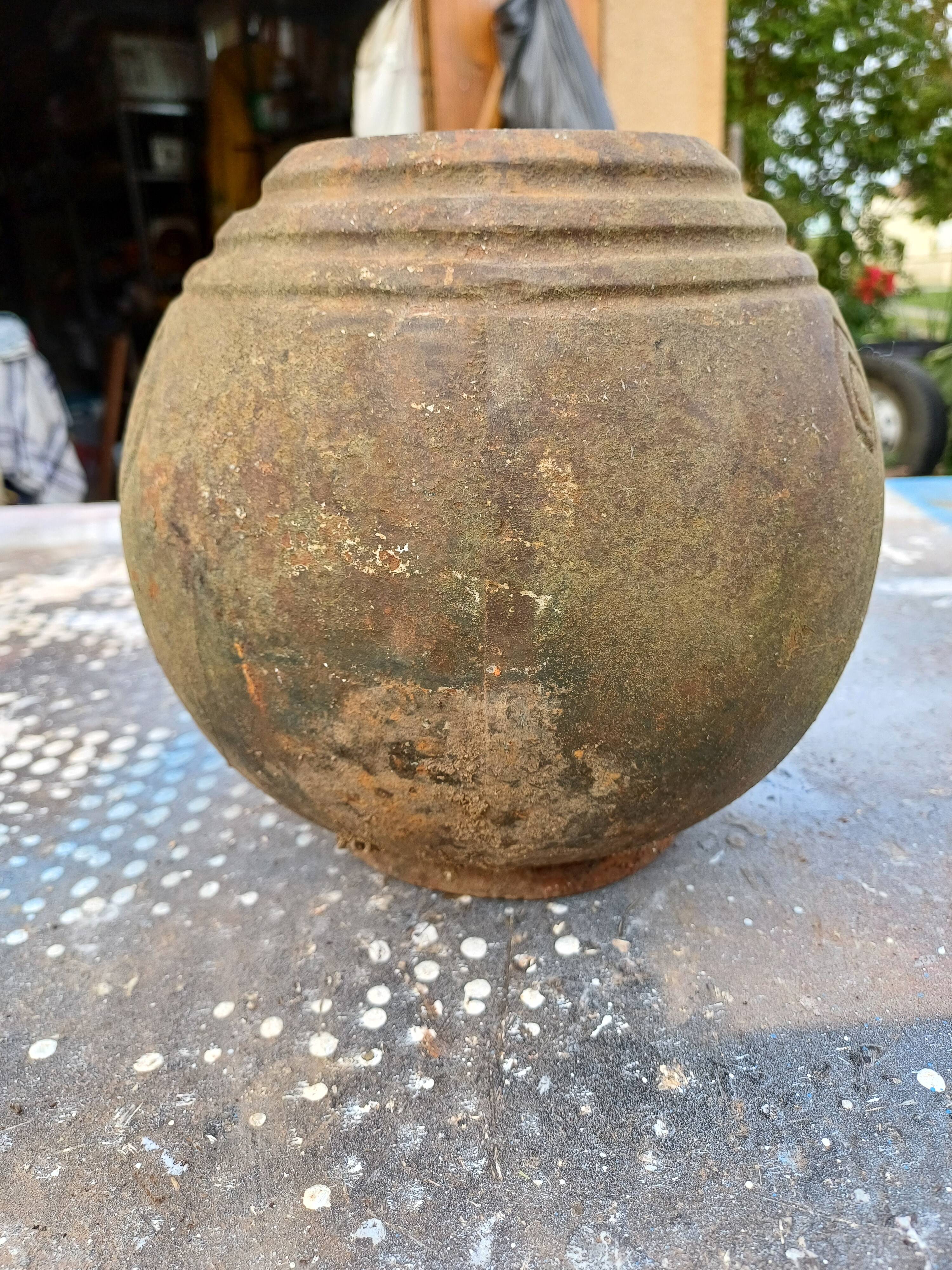 1 round cast iron vase from 1900 in Art Deco style: Charleville - Mézières
