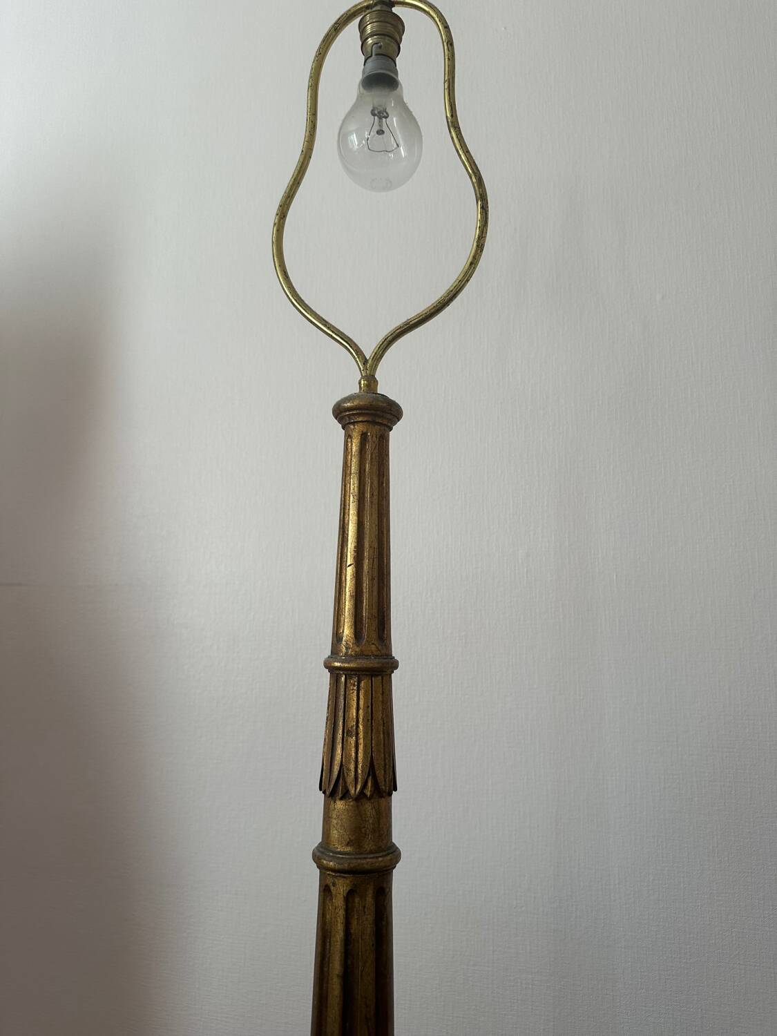 Lampadaire en bois doré Style Louis XVI