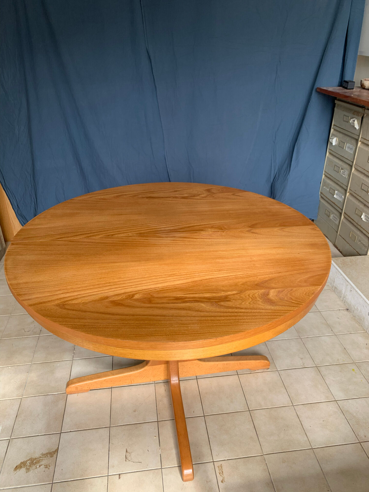 Table ronde en bois avec piétement style Baumann