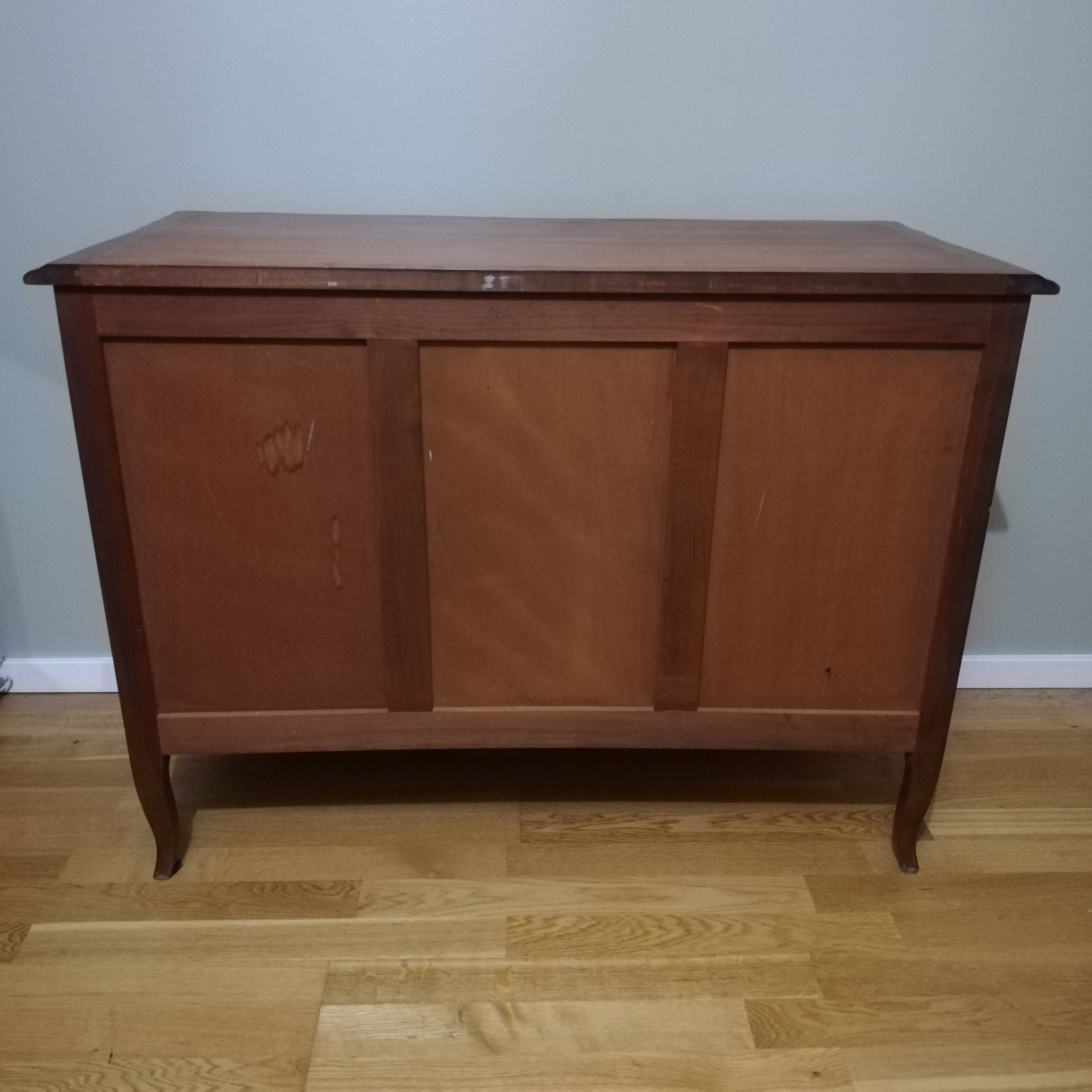 Commode arbalète trois tiroirs en merisier