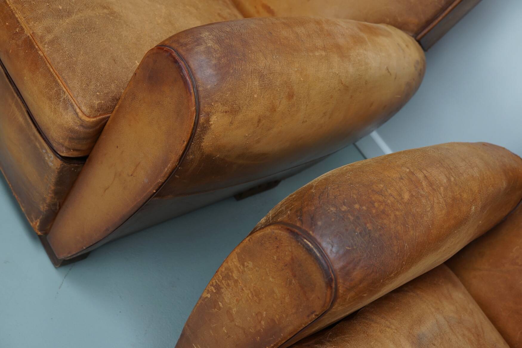 Paire de fauteuils club vintage en cuir cognac français, lot de 2