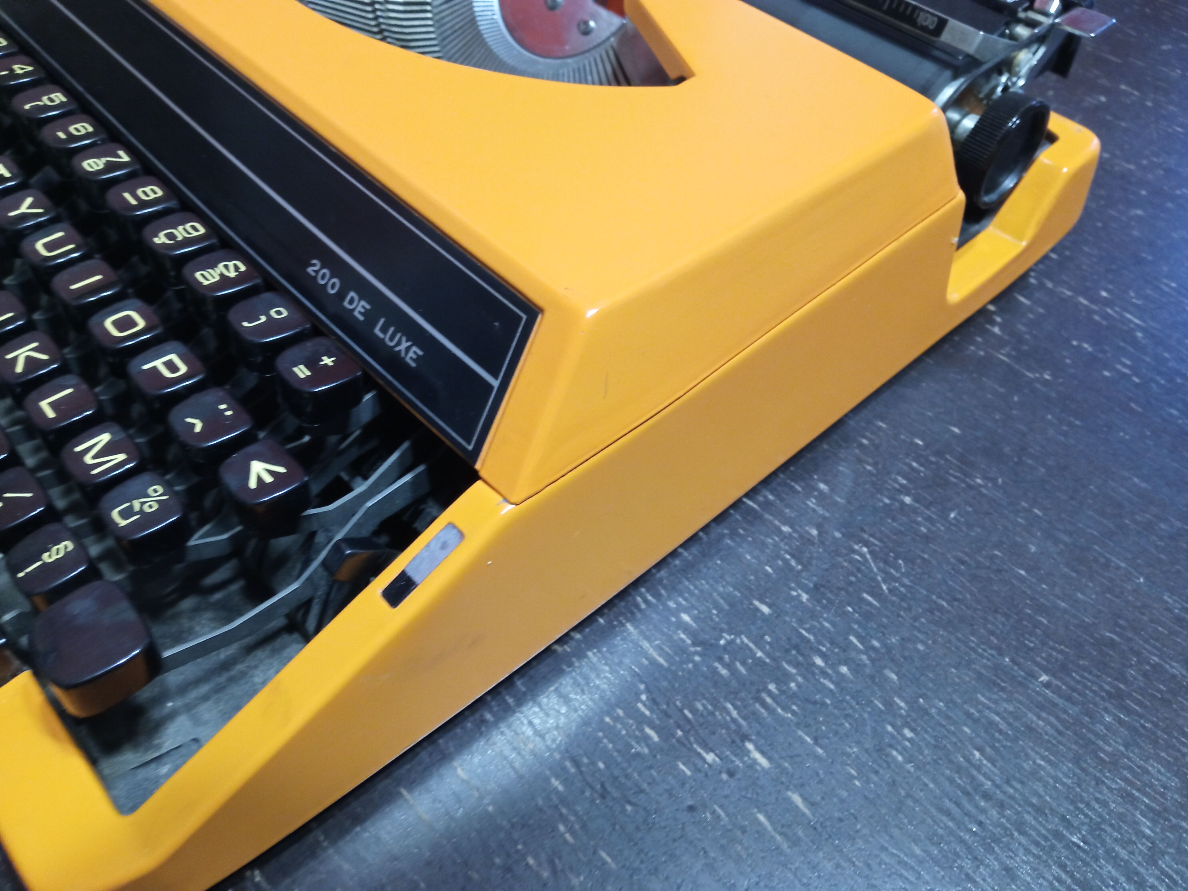 Welco 200 de luxe orange typewriter