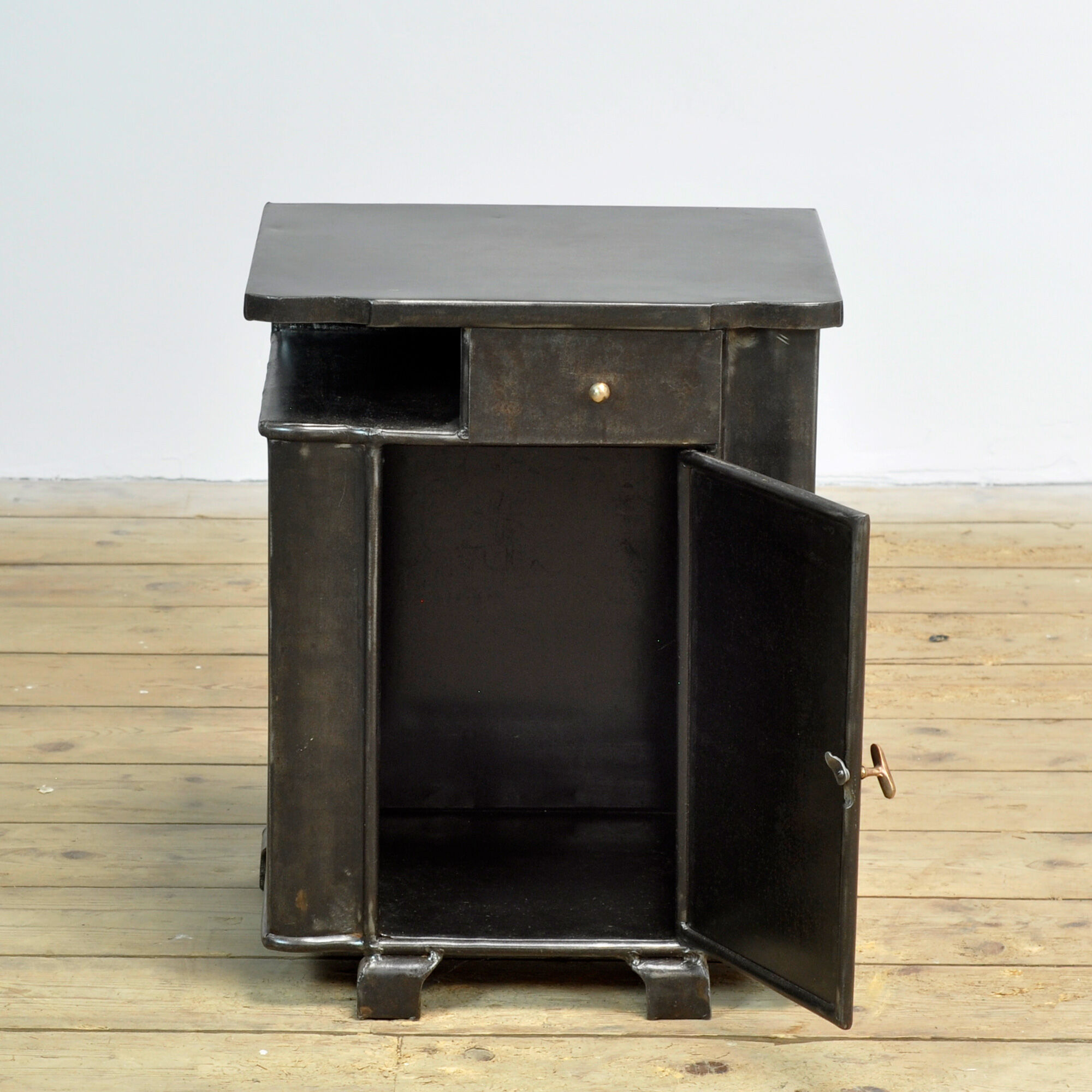 Table de chevet en fer, vers 1930
