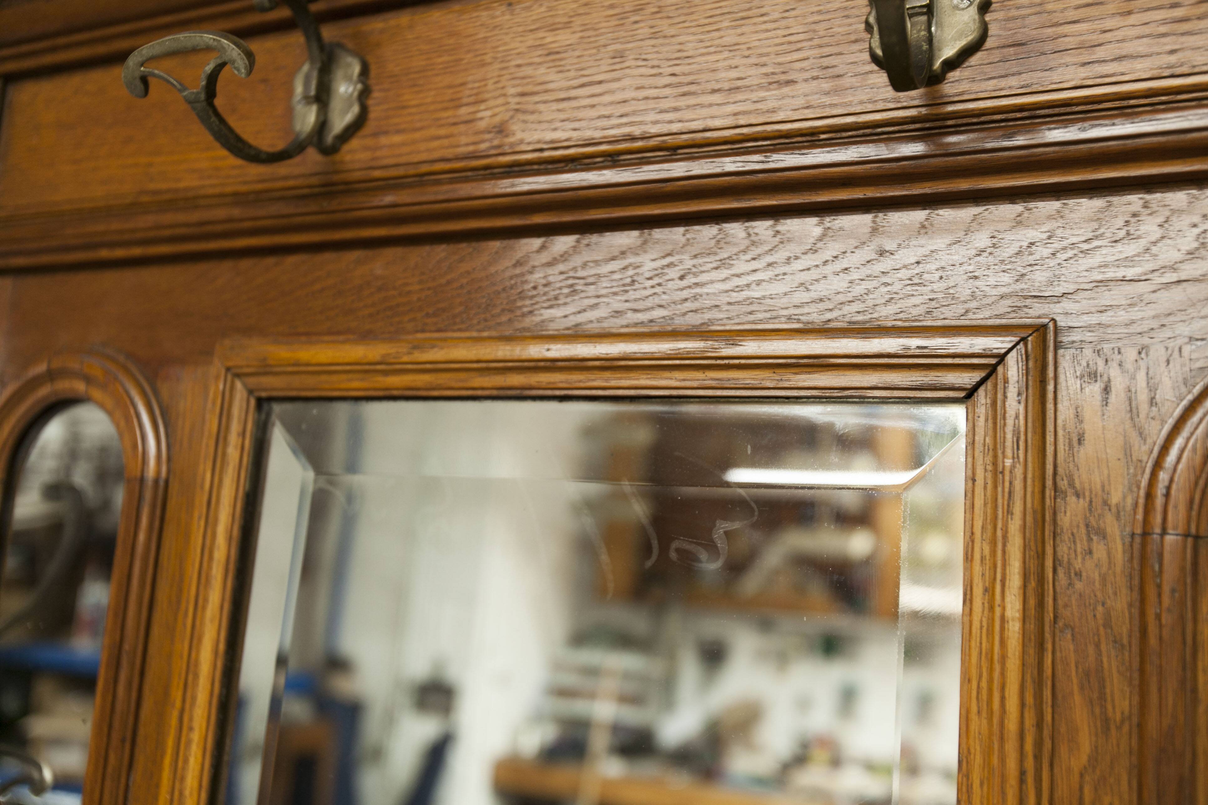 Vestiaire Napoléon III en noyer fin 19e, 3 miroirs, marbre, 8 patères