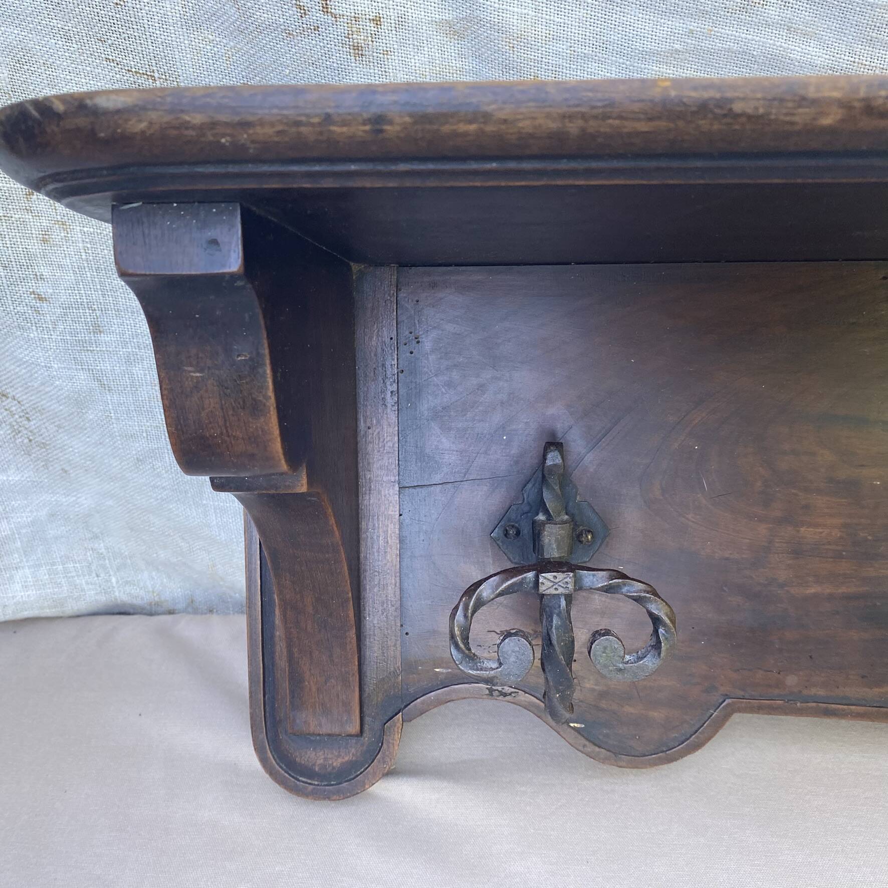 Large antique wall-mounted coat rack in carved wood 135 cm