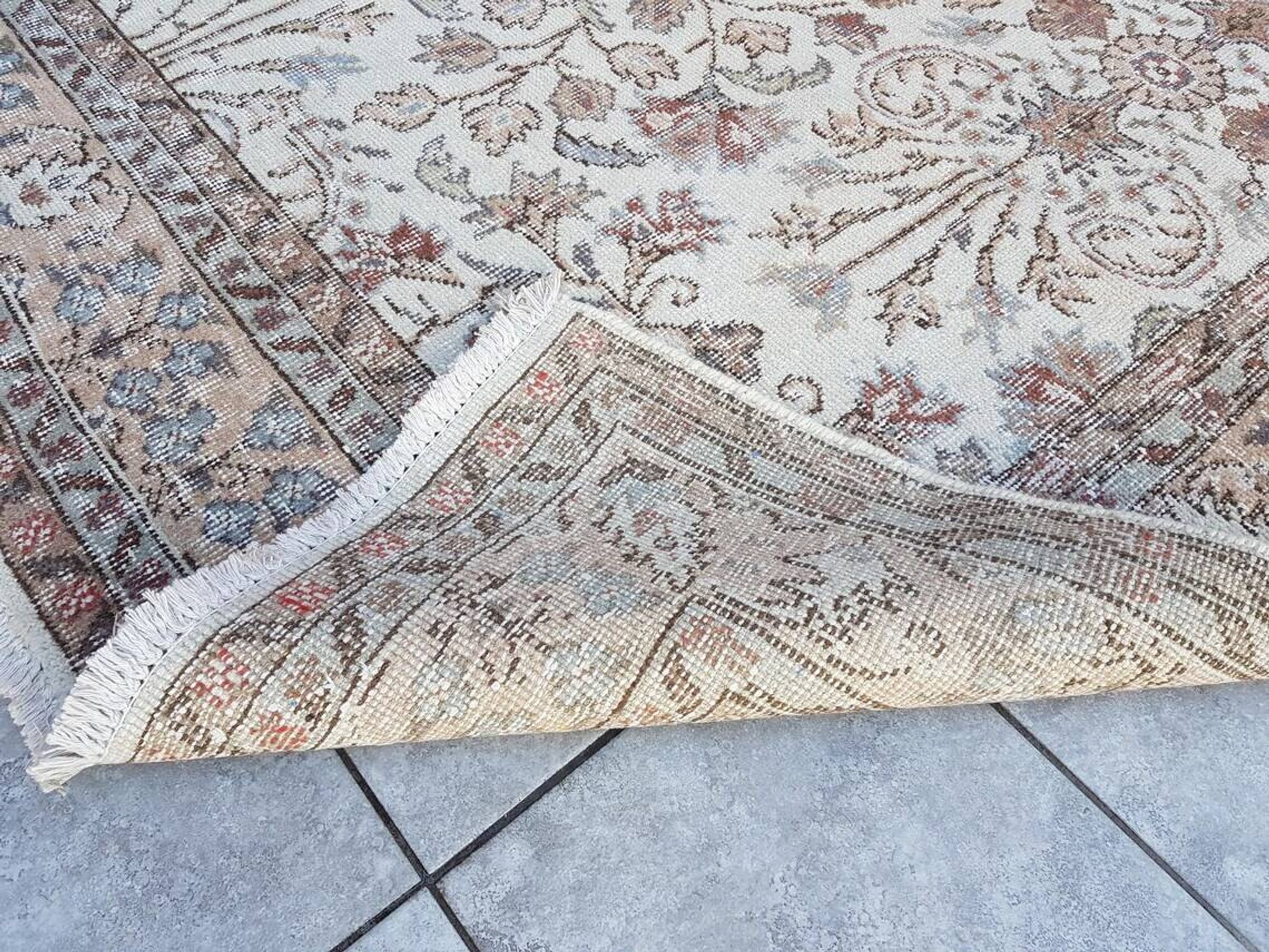 Tapis Oushak beige anatolien au sol sku 2781