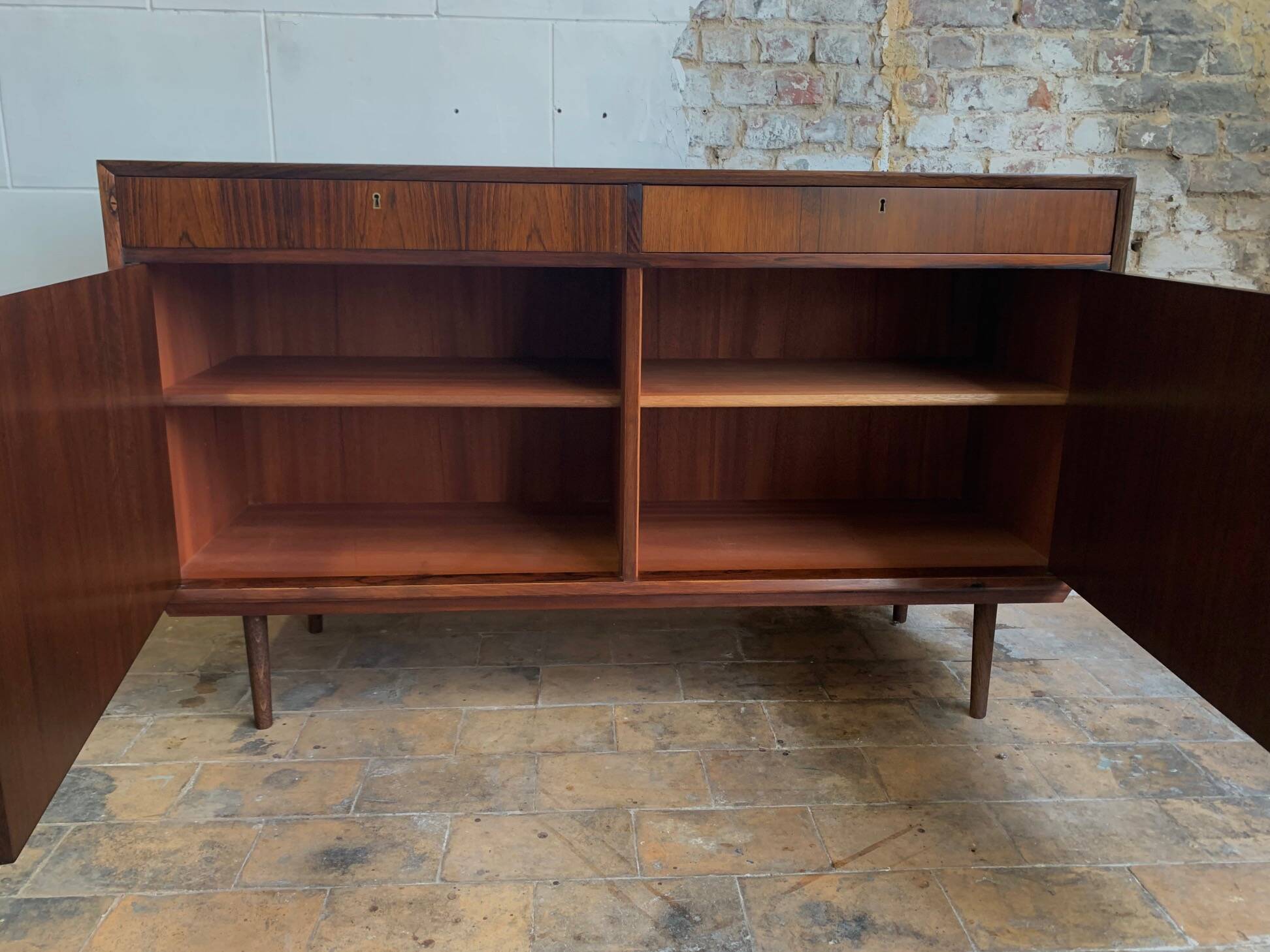 Buffet -Enfilade scandinave en palissandre des années 1960.