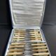 Coffret de 24 couteaux art déco lame inox et manche corne