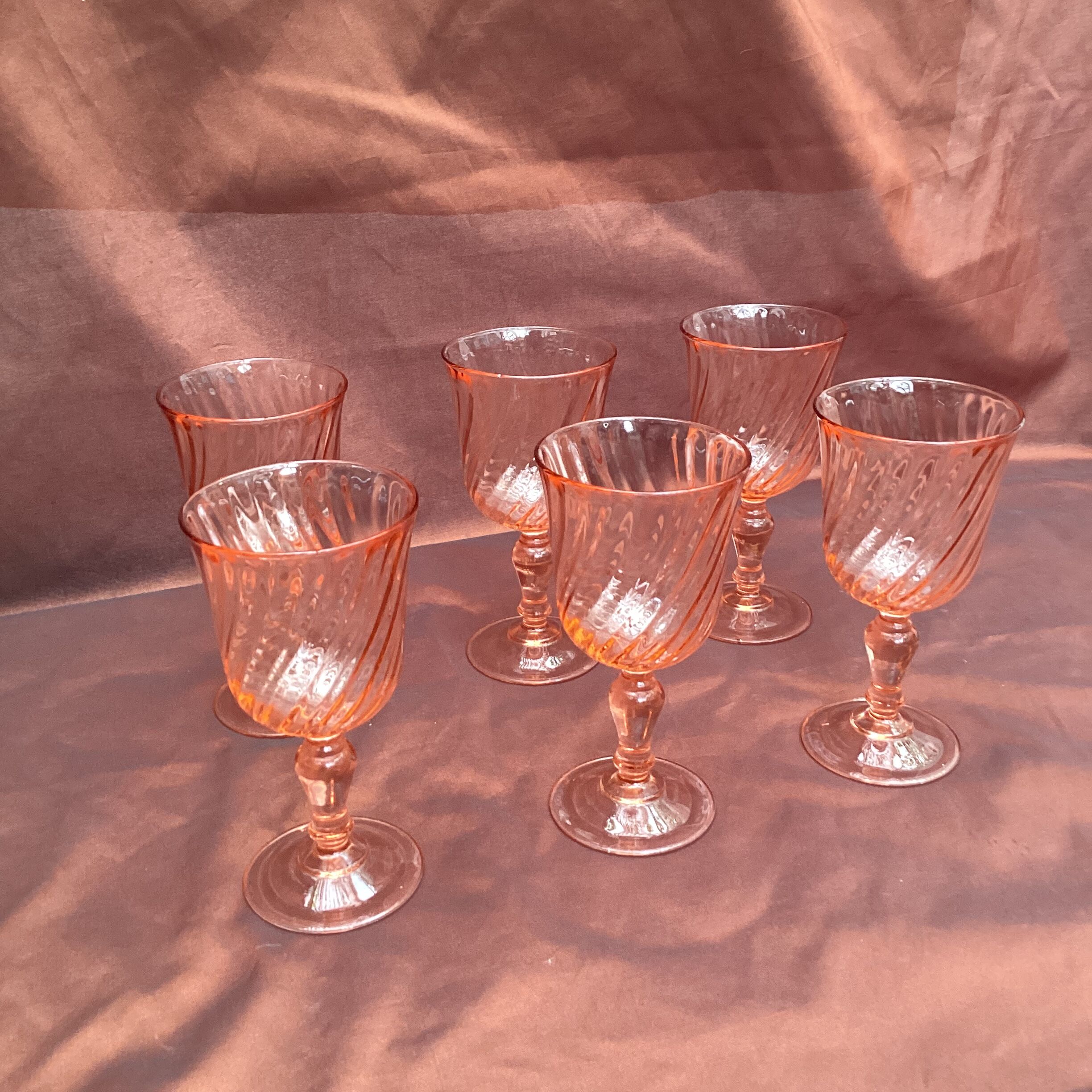 Lot de 6 verres à pied vintage fabrication Française vers les années 1970 dimension : H-16xD-8cm-