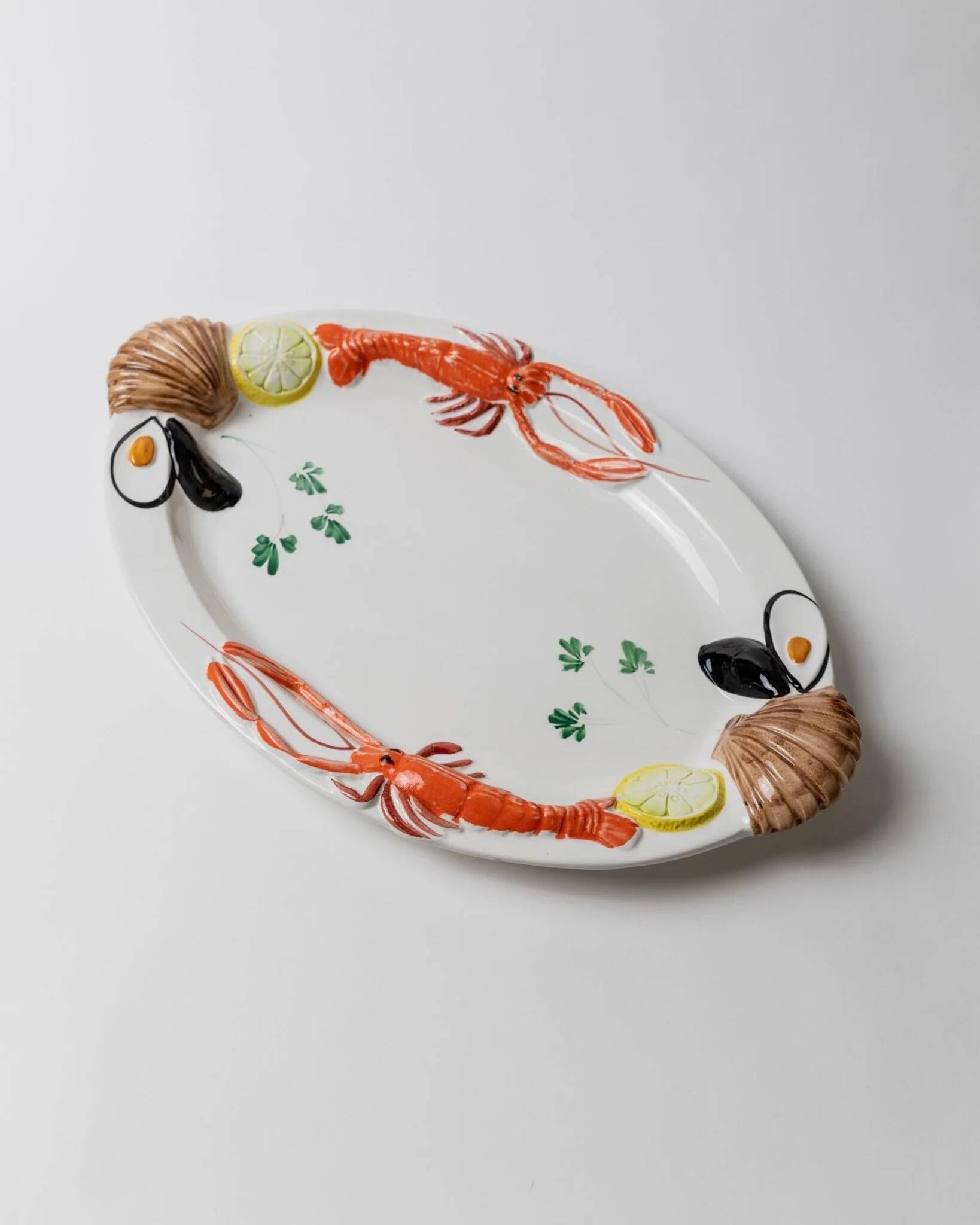 Assiette ovale en céramique blanche avec relief 3D de fruits de mer, design italien Siro, vintage des années 1980, 48 x 32 cm.