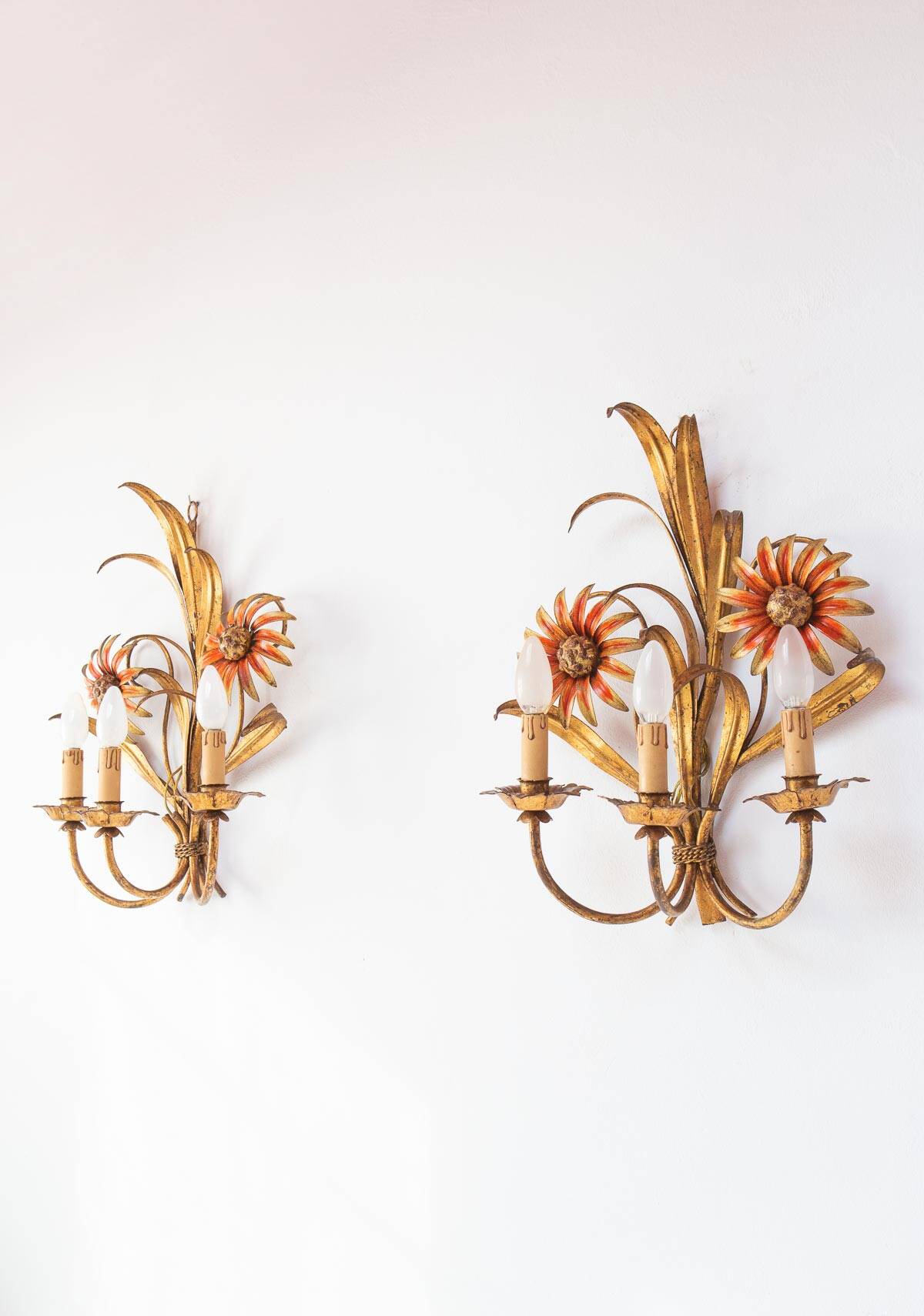 Pair of Italian wall lights in gold metal with flowers and leaves (50 cm)