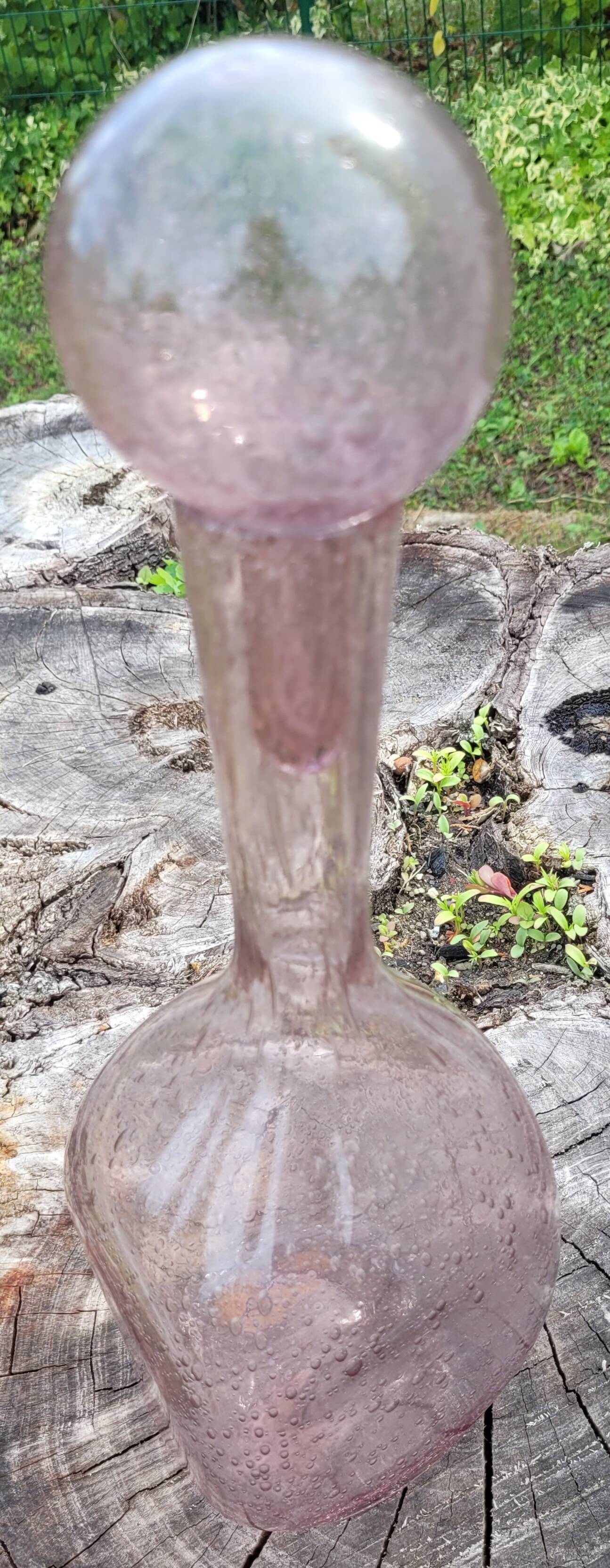 Bouteille en verre soufflé bullé, style verrerie Biot.