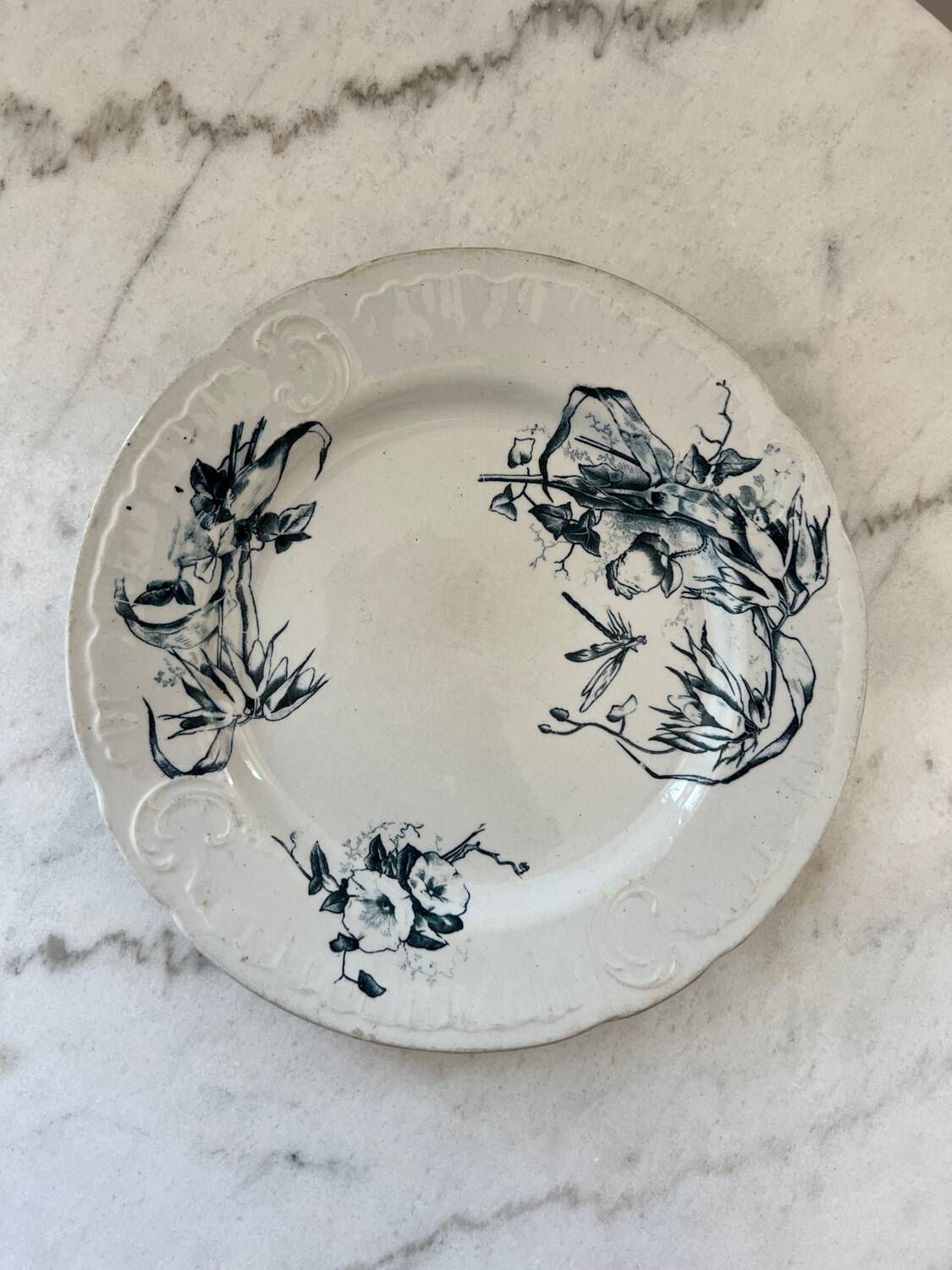 Flat earthenware plate with floral motifs